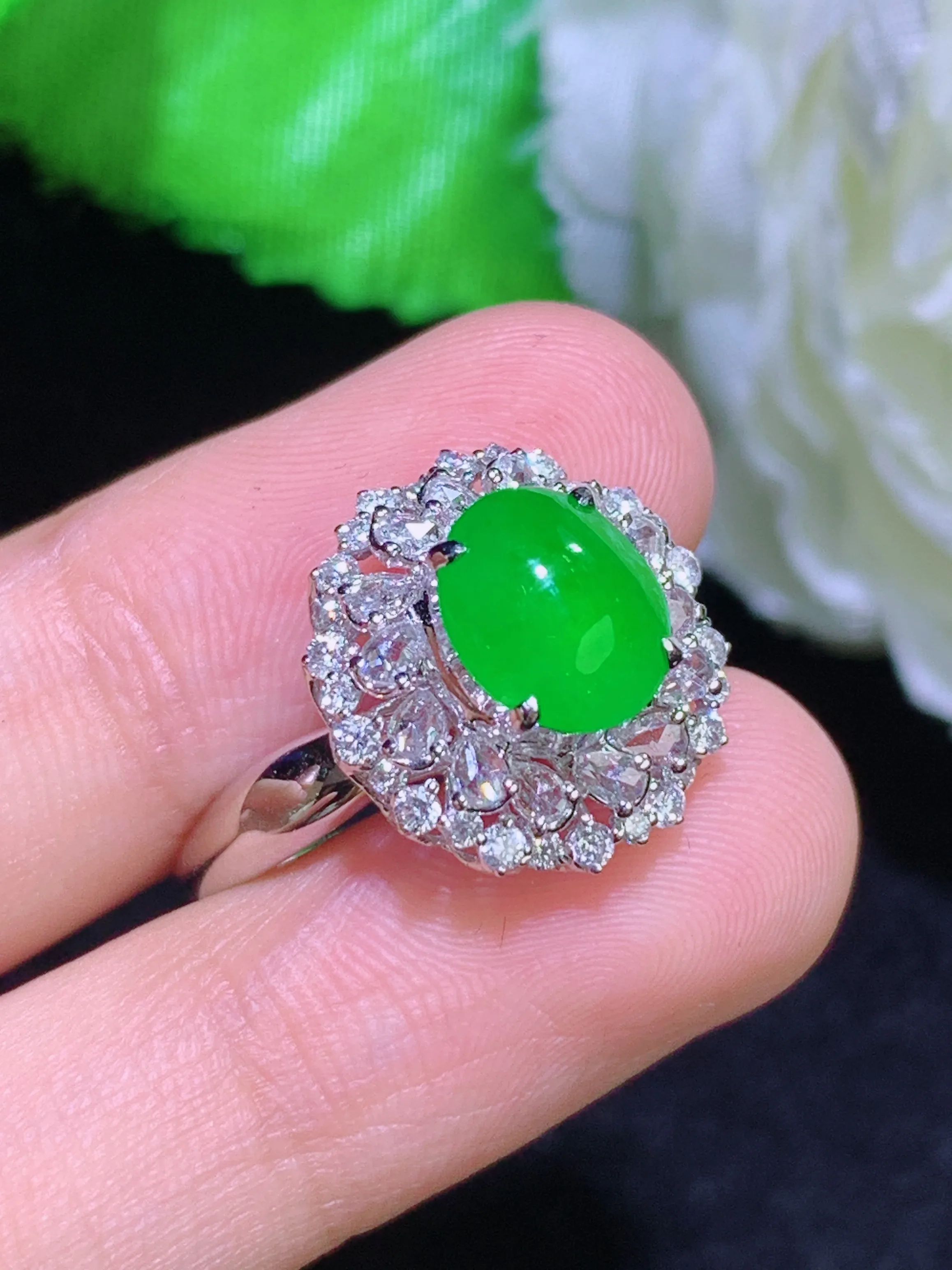 满绿蛋面戒指，18k金镶嵌，冰润细腻，佩戴效果出众，整体尺寸：15.2-14.2
