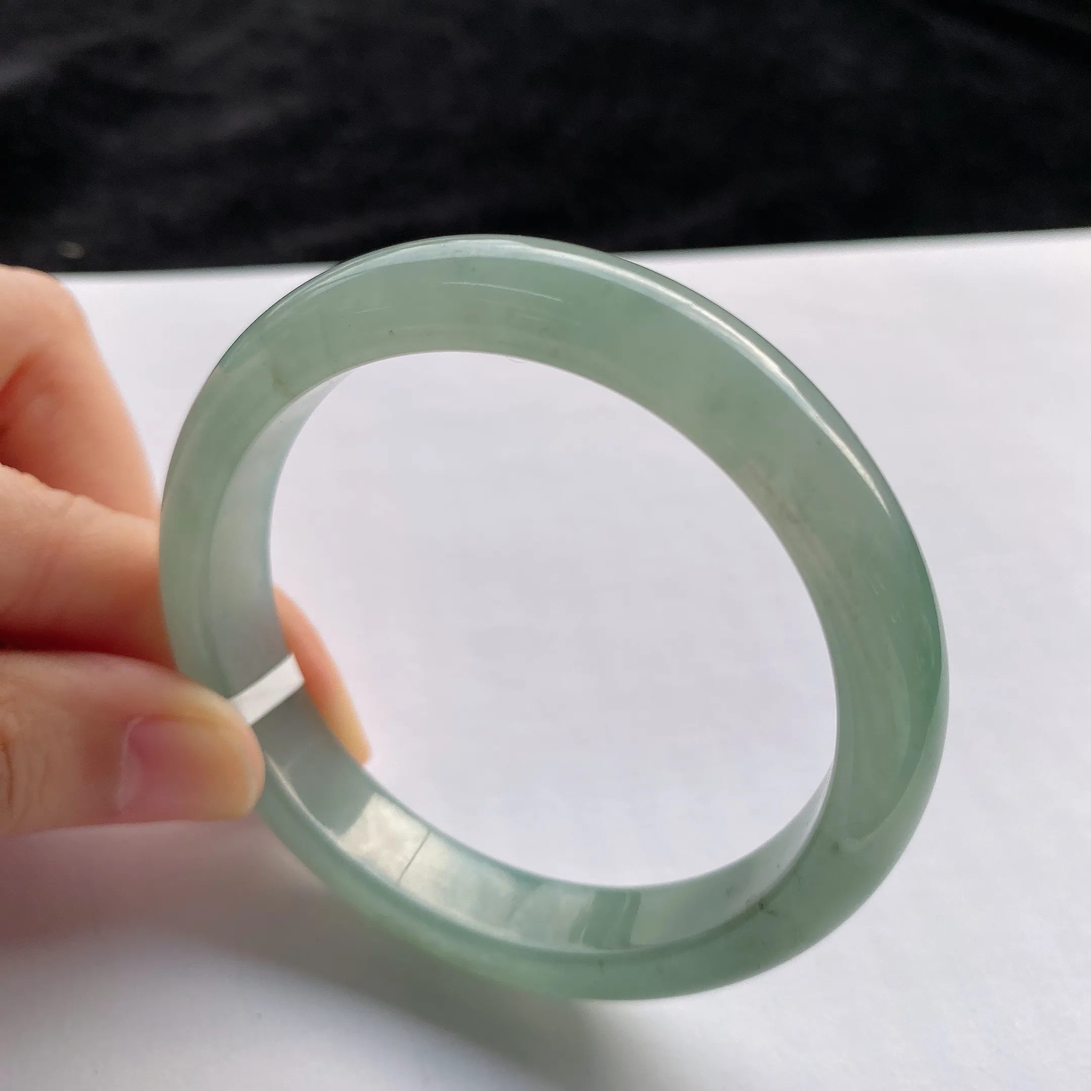 53圈口，翡翠冰糯种淡绿色手镯