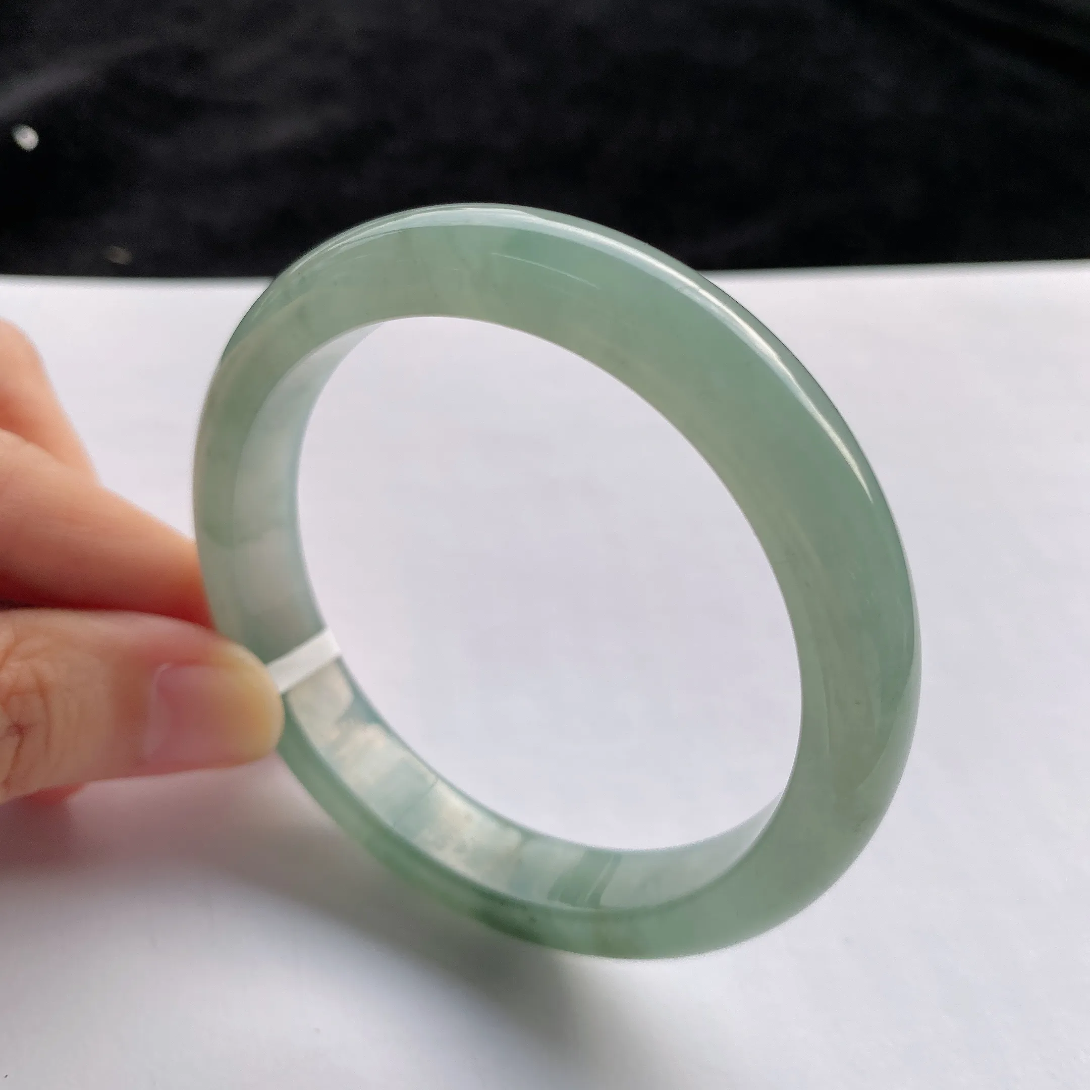 53圈口，翡翠冰糯种淡绿色手镯