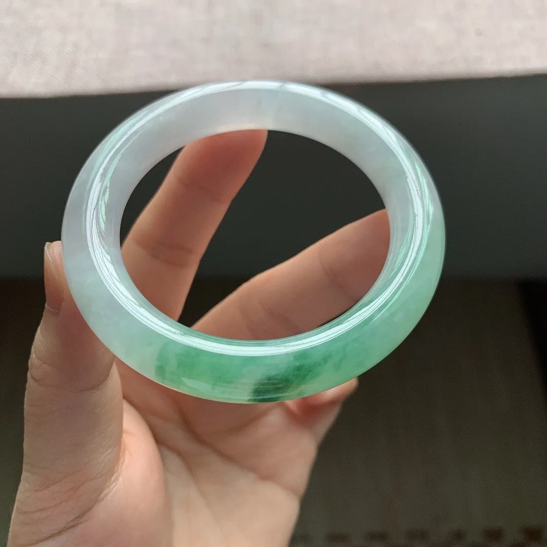 老坑冰润飘绿花圆条翡翠手镯，尺寸:53-10.6-10.2mm，无纹裂，适合53圈口。