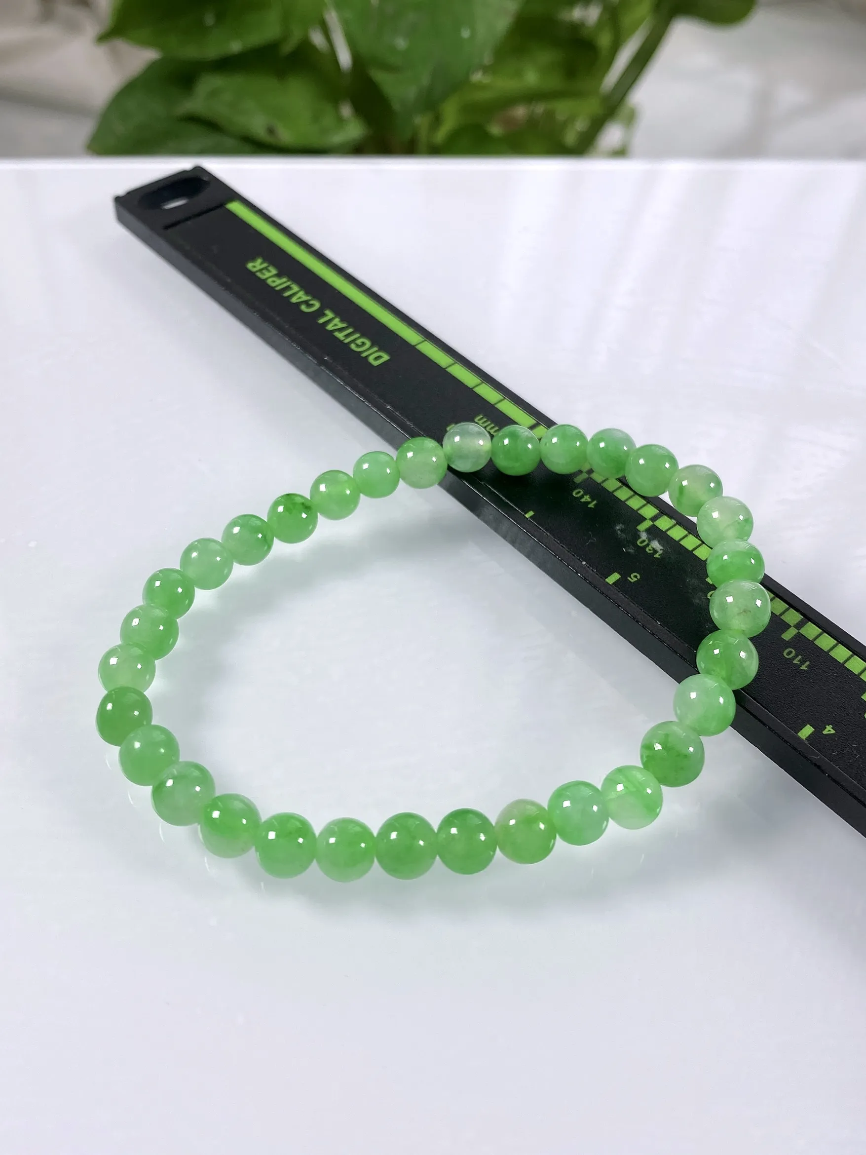 缅甸天然翡翠A货，卡6冰种起光起胶飘阳绿圆珠手串手链，尺寸：6mm/32颗，重量：10.64g