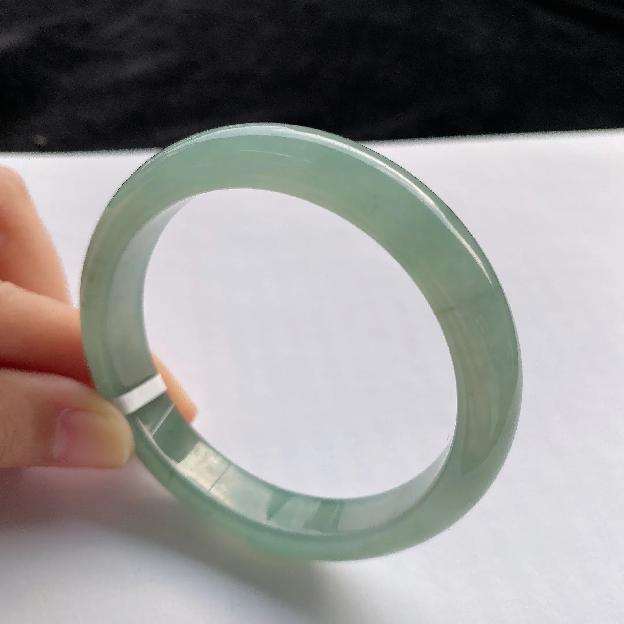 53圈口，翡翠冰糯种淡绿色手镯