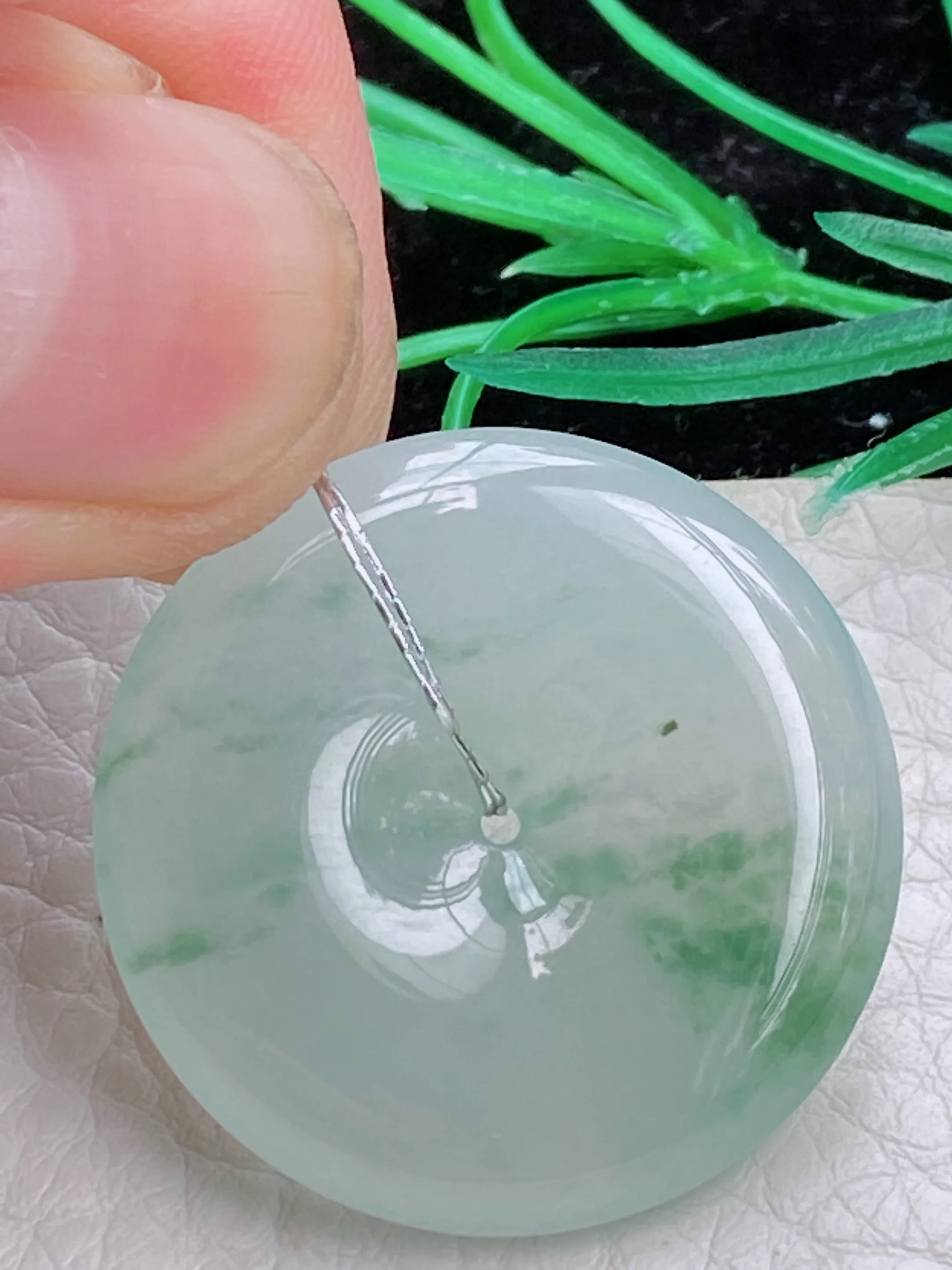 qxm自然光实拍缅甸翡翠飘花小平安扣吊坠 尺寸29.7*5.5mm种老水足  玉质细腻起胶 厚装饱满圆润，