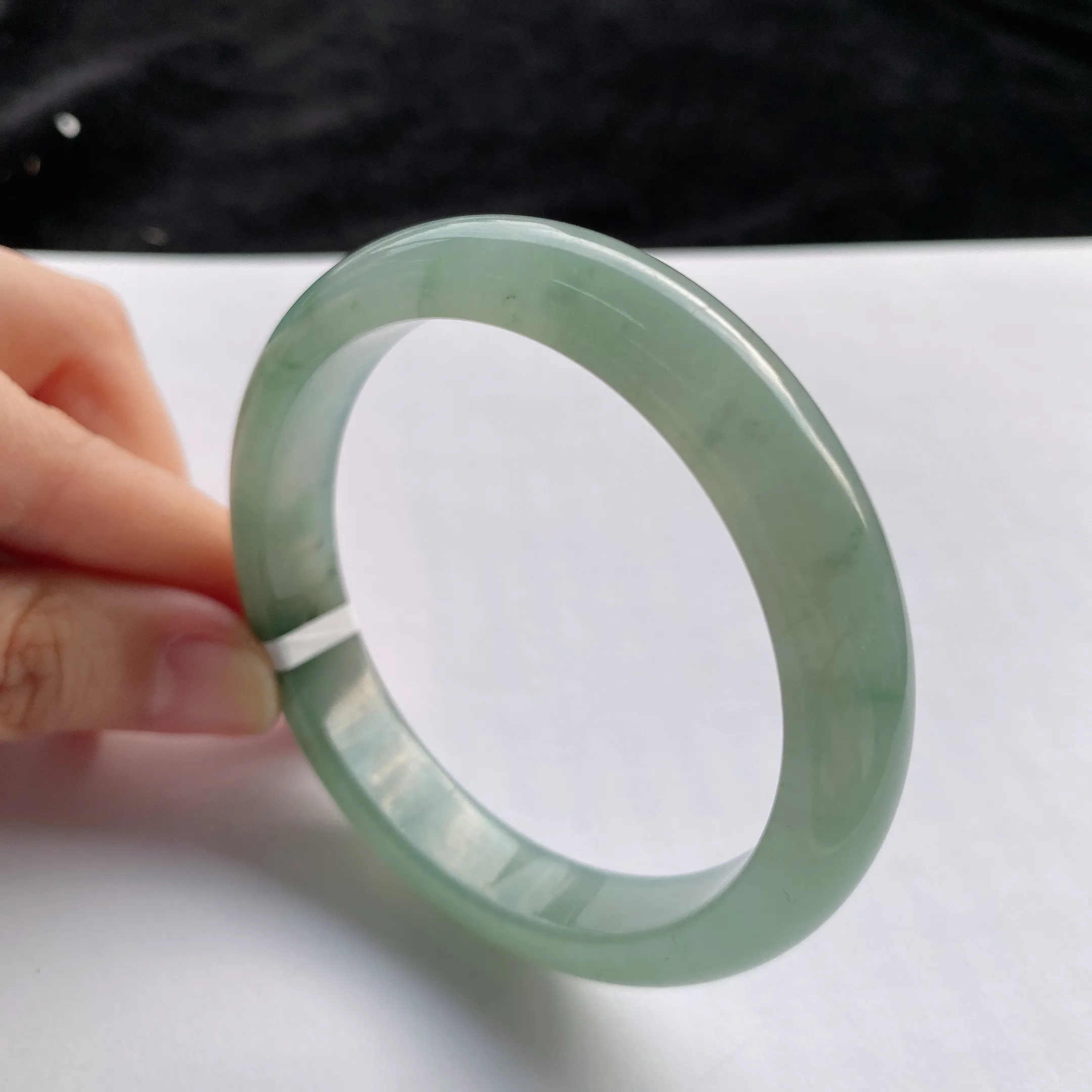 53圈口，翡翠冰糯种淡绿色手镯