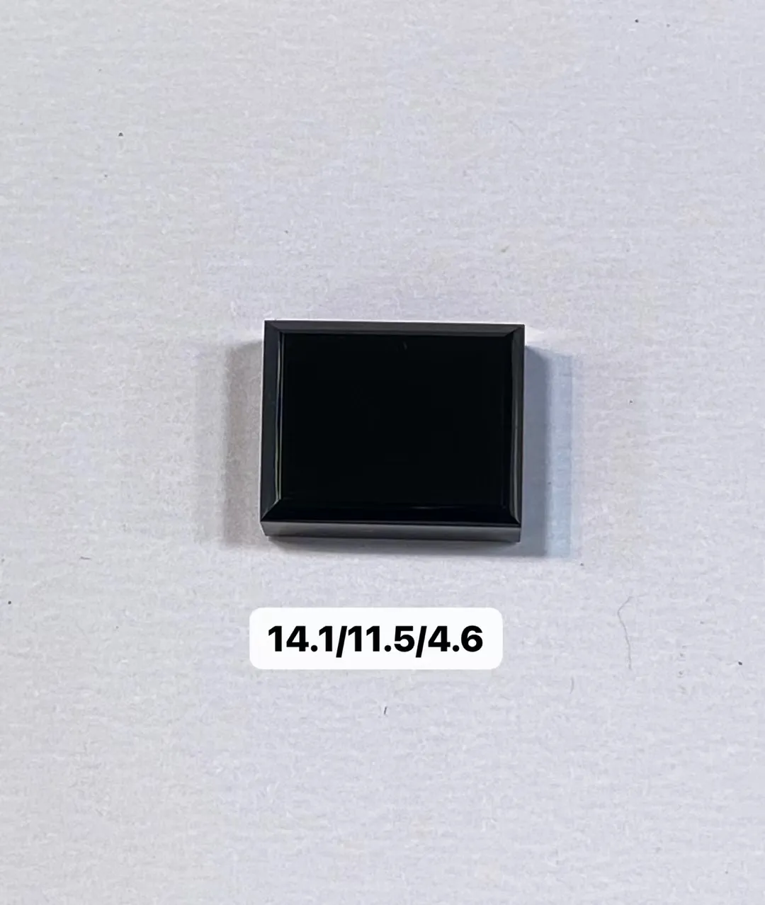 【墨翠方形】
黑度黑 灯打通透  品相饱满大气 尺寸14.1/11.5/4.6mm