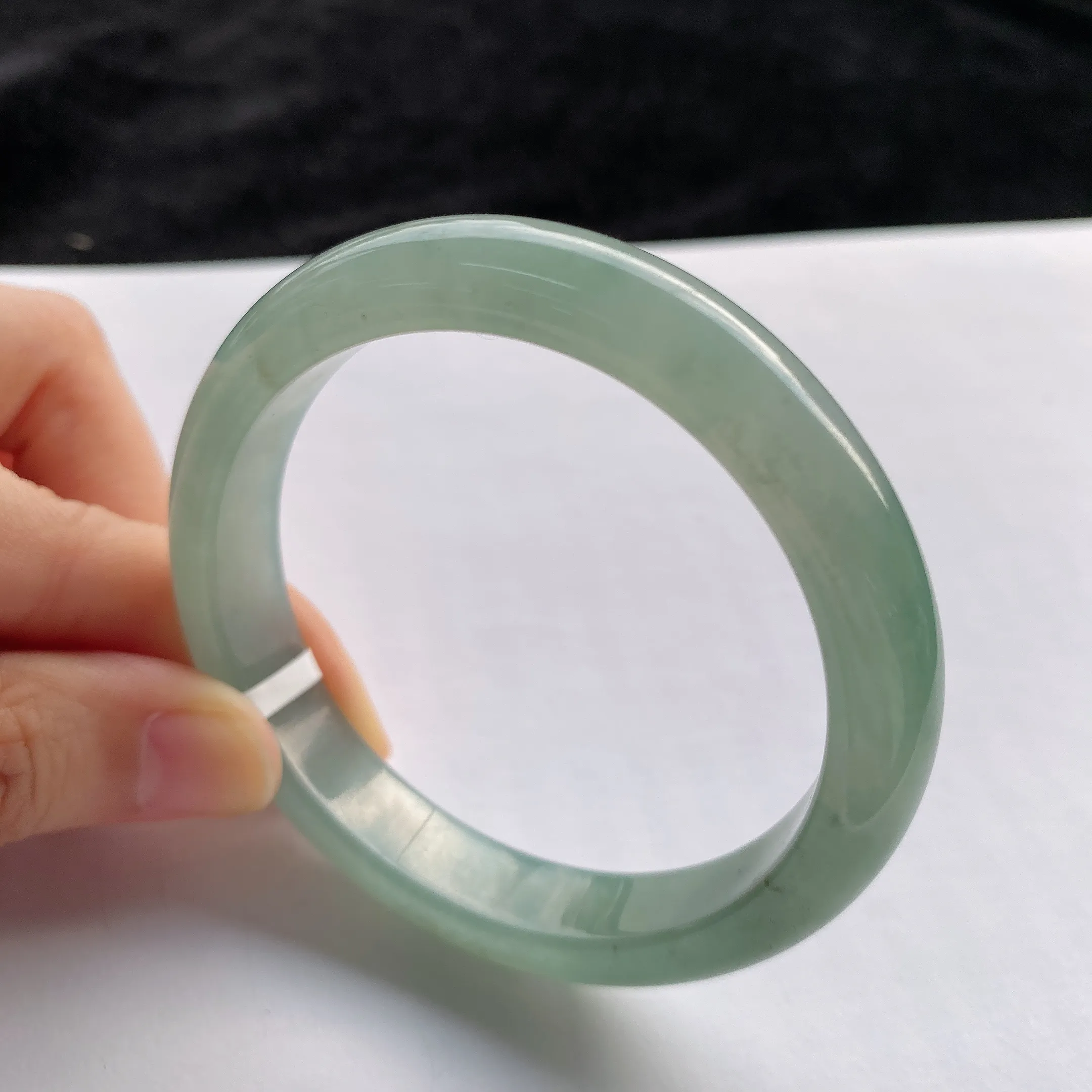 53圈口，翡翠冰糯种淡绿色手镯