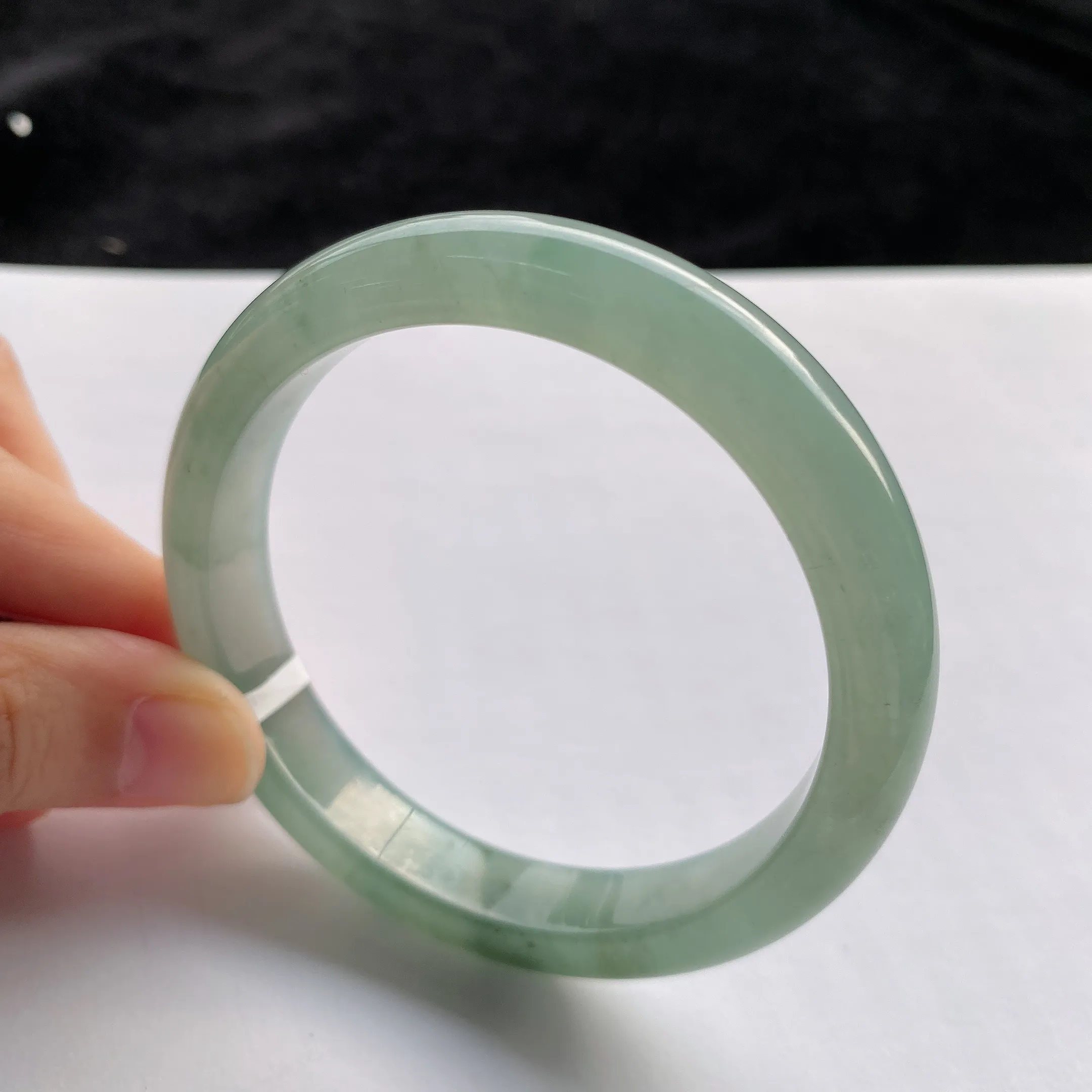 53圈口，翡翠冰糯种淡绿色手镯