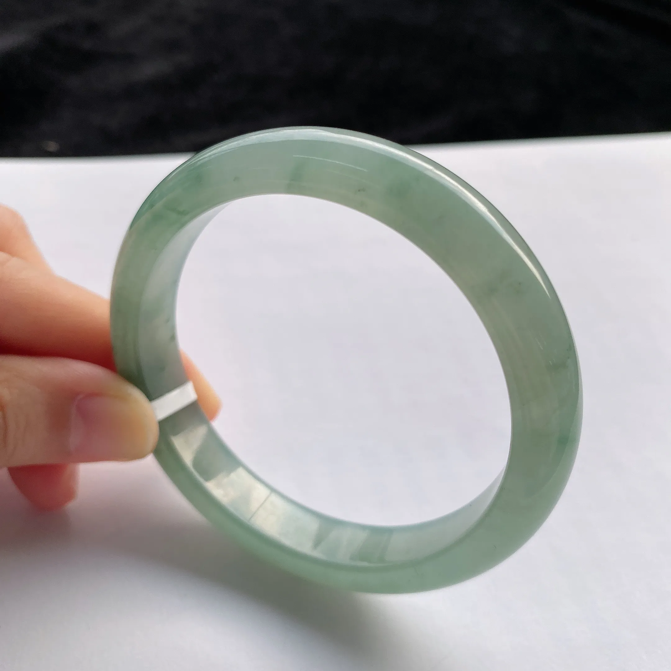 53圈口，翡翠冰糯种淡绿色手镯