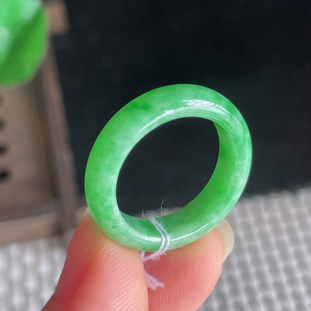 翡翠a货满绿指环戒指，尺寸 17.7-5-2.8， 3.15
