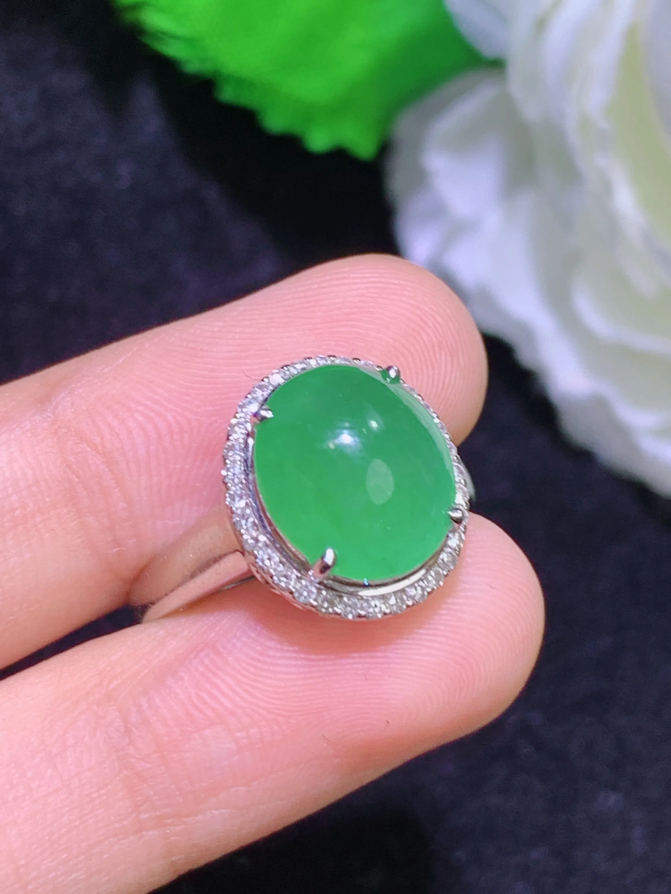 淡绿蛋面戒指，18k金镶嵌，冰润细腻，佩戴效果出众，整体尺寸：13.6-12