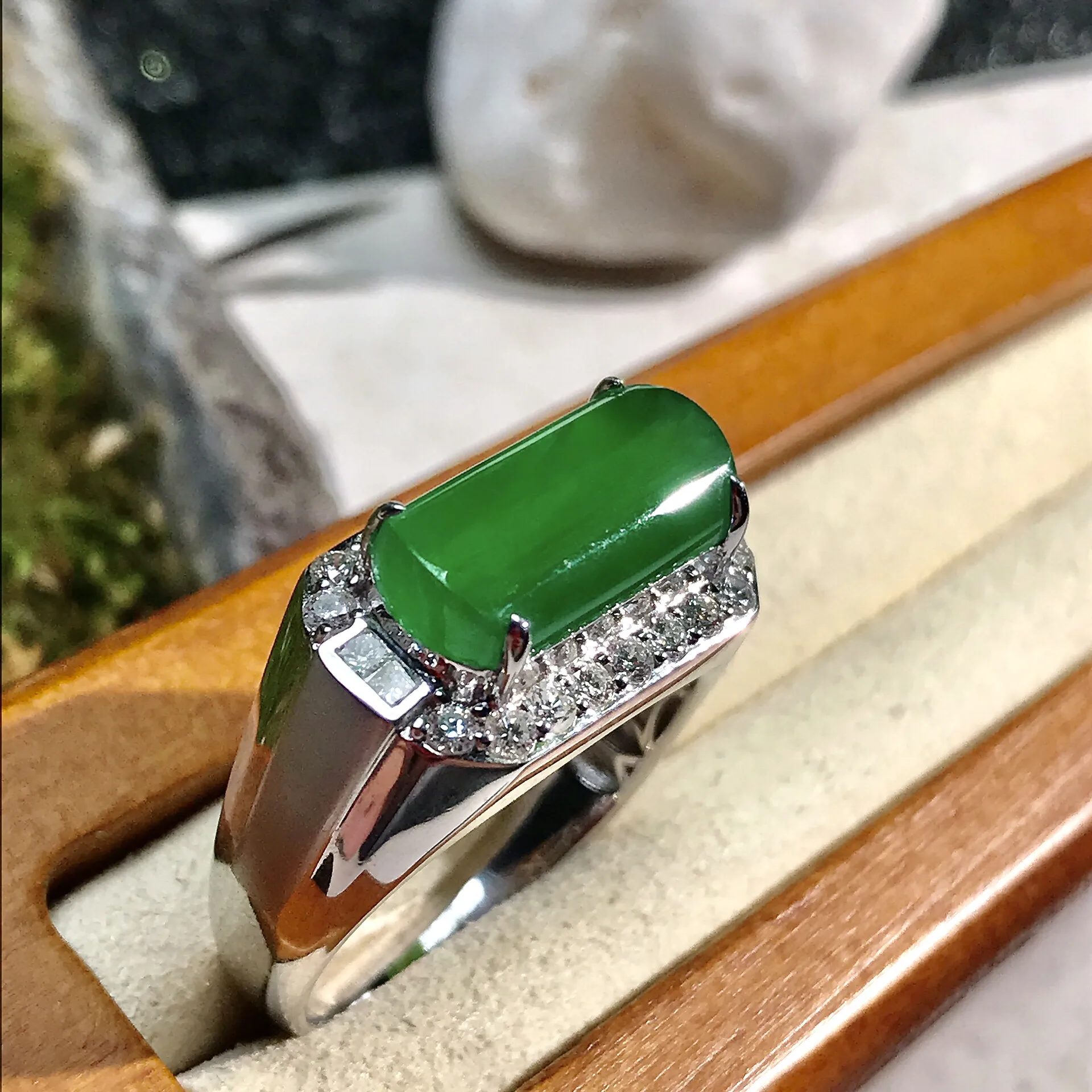 【阳绿】阳绿马鞍戒指，冰度十足，通透感很不错，纯净度、厚度都是马鞍里的上品，缅甸料，裸石尺寸14.5