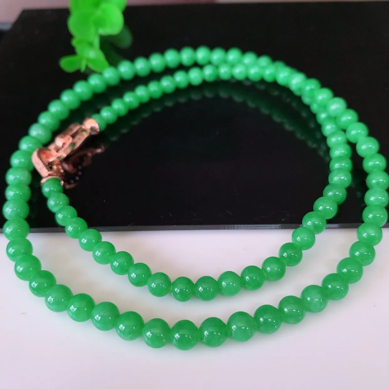 自然光实拍，冰润满绿圆珠项链  辣绿翡翠项链 （装饰扣）玉质细腻  冰清玉润  颜色漂亮  #004