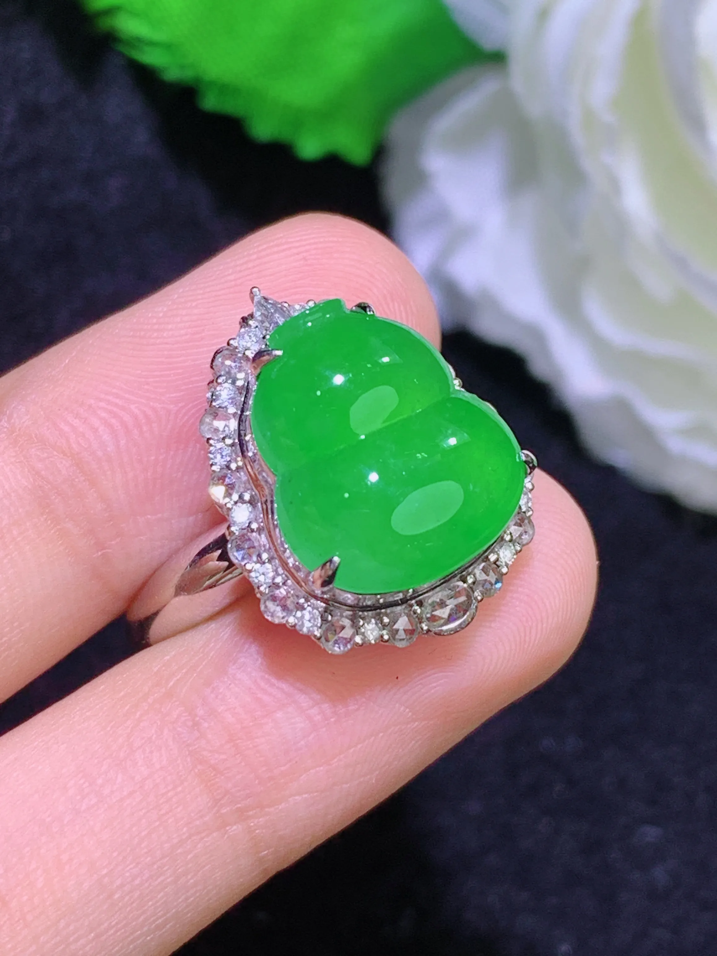 满绿葫芦戒指，18k金镶嵌，冰润细腻，佩戴效果出众，整体尺寸：19-15.4