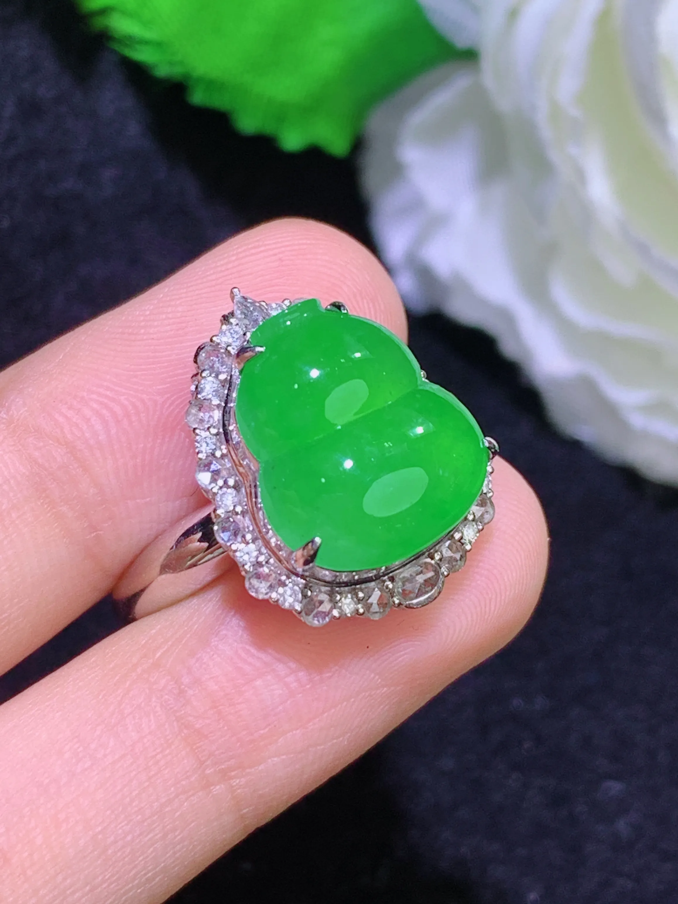 满绿葫芦戒指，18k金镶嵌，冰润细腻，佩戴效果出众，整体尺寸：19-15.4