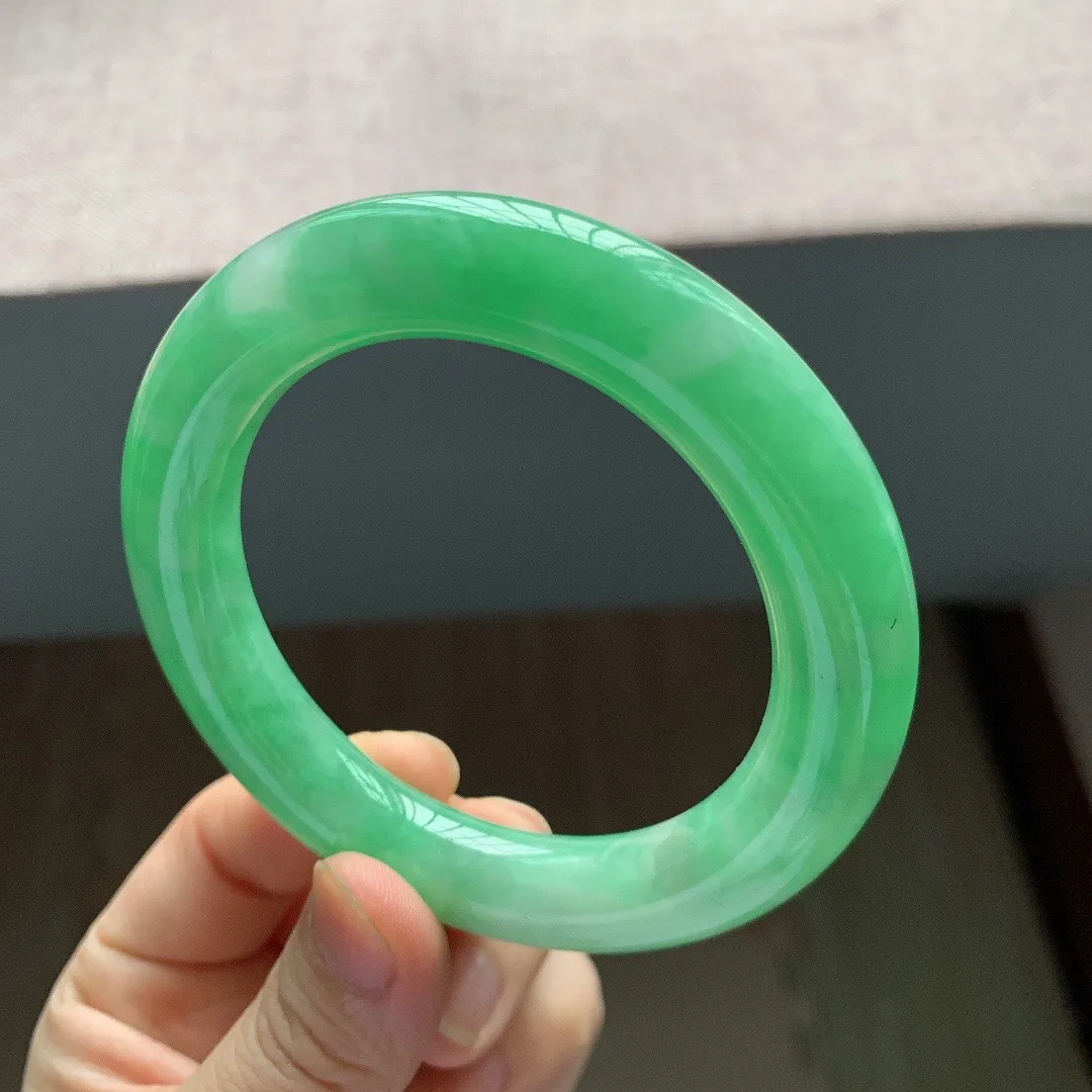 老坑冰润飘阳绿圆条翡翠手镯，尺寸:57.2-11.7-12.2mm，无纹裂，适合57-58圈口。