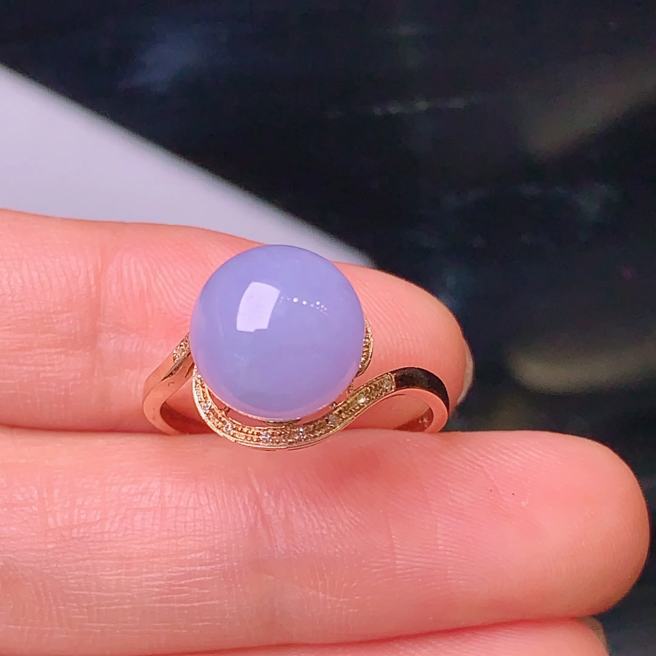 18k金钻镶嵌紫罗兰圆珠戒指 玉质细腻 色泽艳丽饱满 款式新颖精美 圈口14 整体尺寸9.9