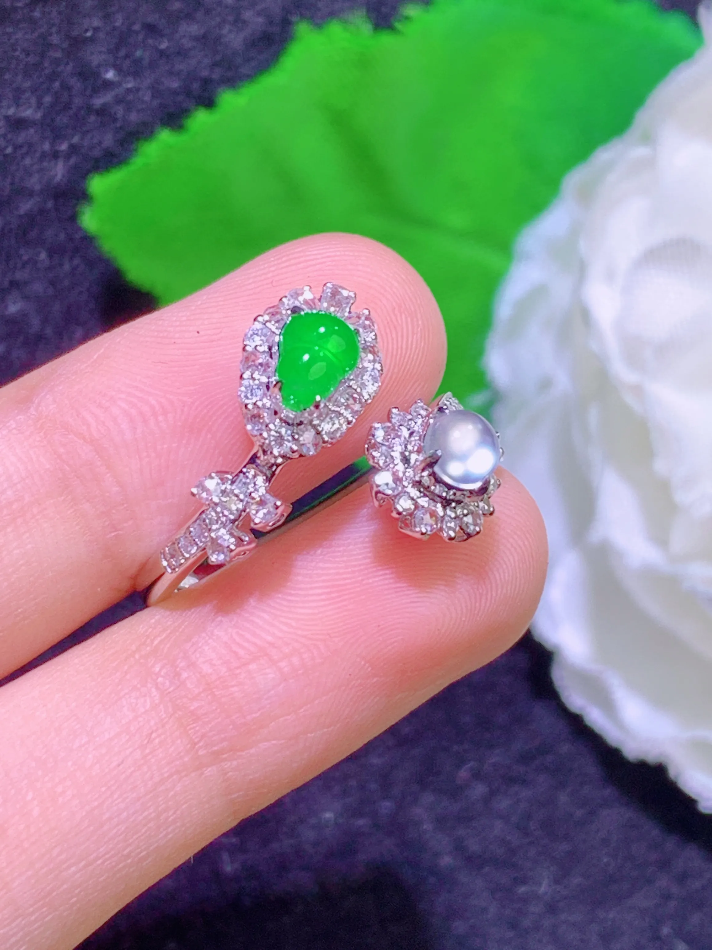满绿葫芦戒指，18k金镶嵌，冰润细腻，佩戴效果出众，整体尺寸：19.7-15.8
