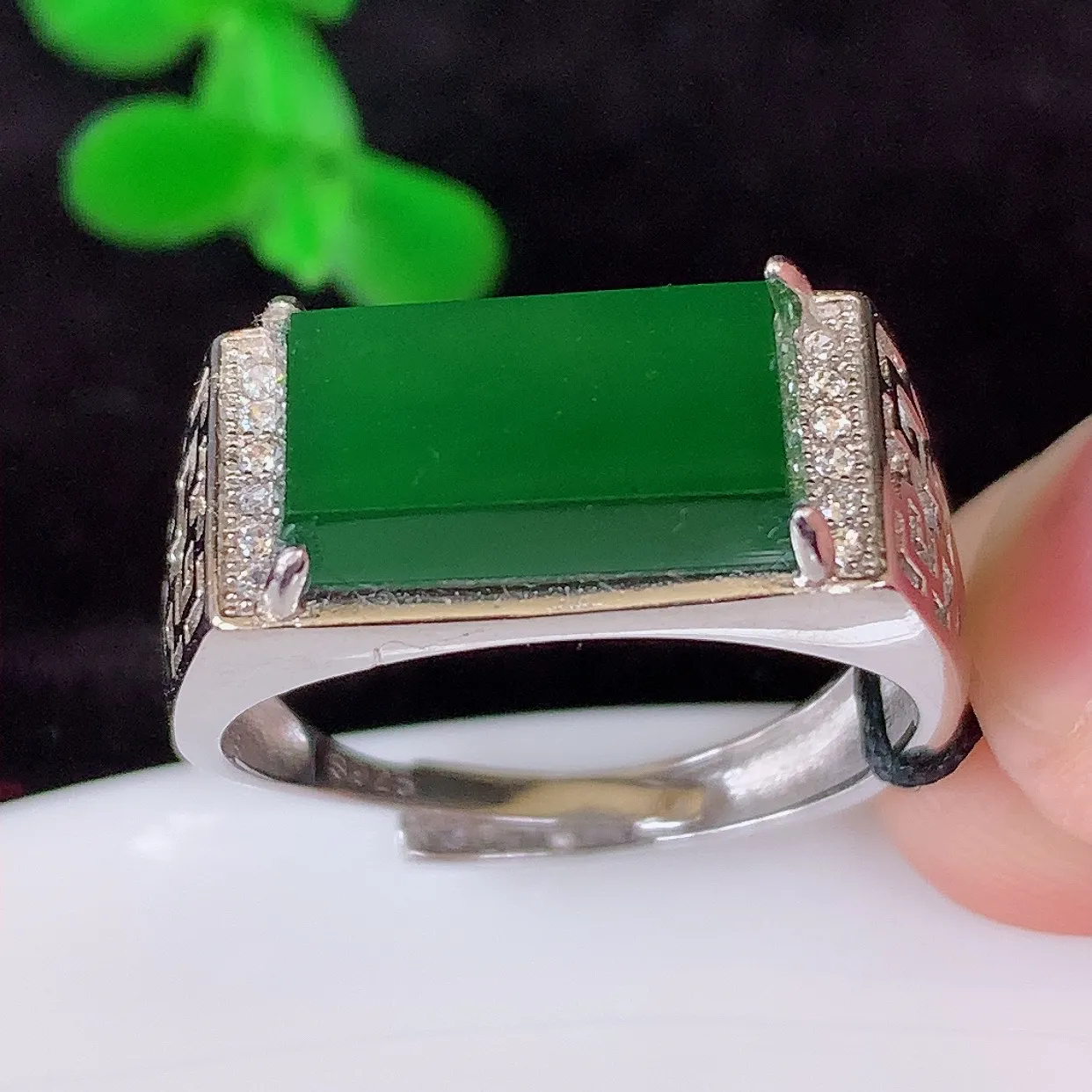 冰透满绿翡翠马鞍戒面925银镶嵌戒指，自然光实拍，翠色灵动，颜色漂亮，种老水足，品相佳佩戴佳品！#3