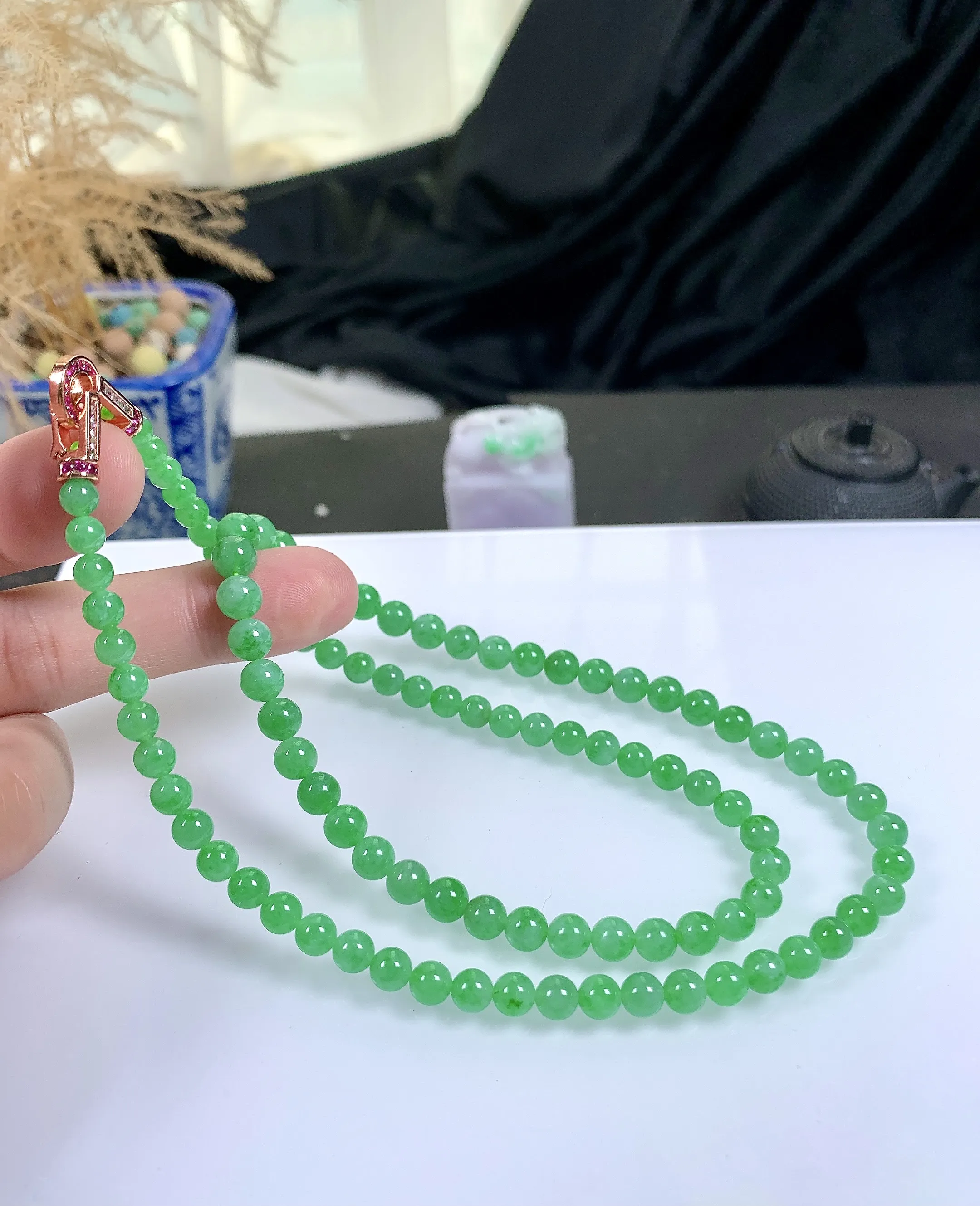 缅甸天然翡翠A货，冰种起胶满绿阳绿步步高升塔珠圆珠项链，尺寸：大珠6.9mm小珠4.9mm/98颗，