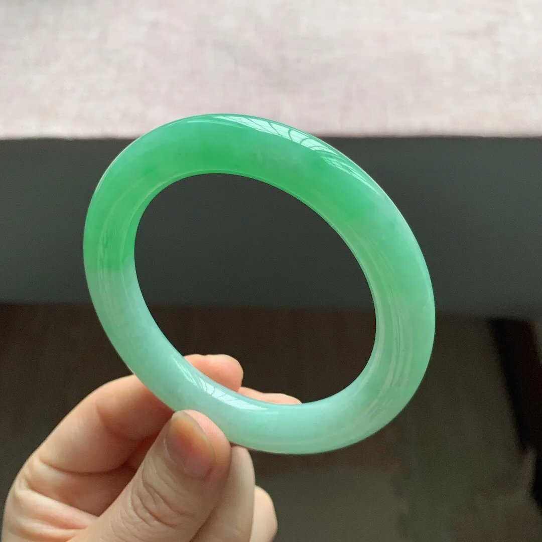 老坑冰润飘阳绿圆条翡翠手镯，尺寸:55.5-10.6-10.2mm，无纹裂，适合55-56圈口。