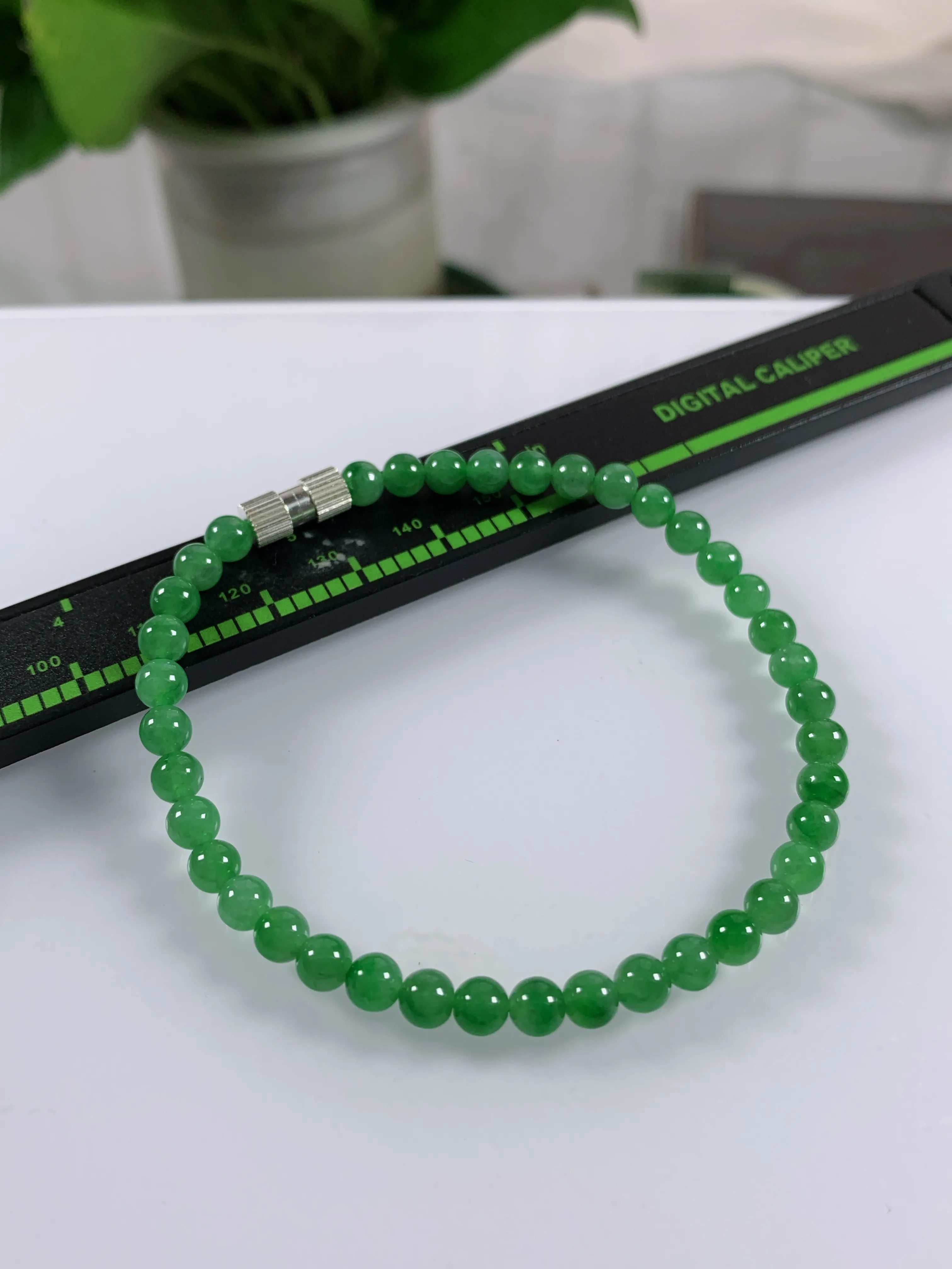 缅甸天然翡翠A货，冰种起胶满绿小圆珠手串手链，尺寸：4.9mm长200mm/39颗