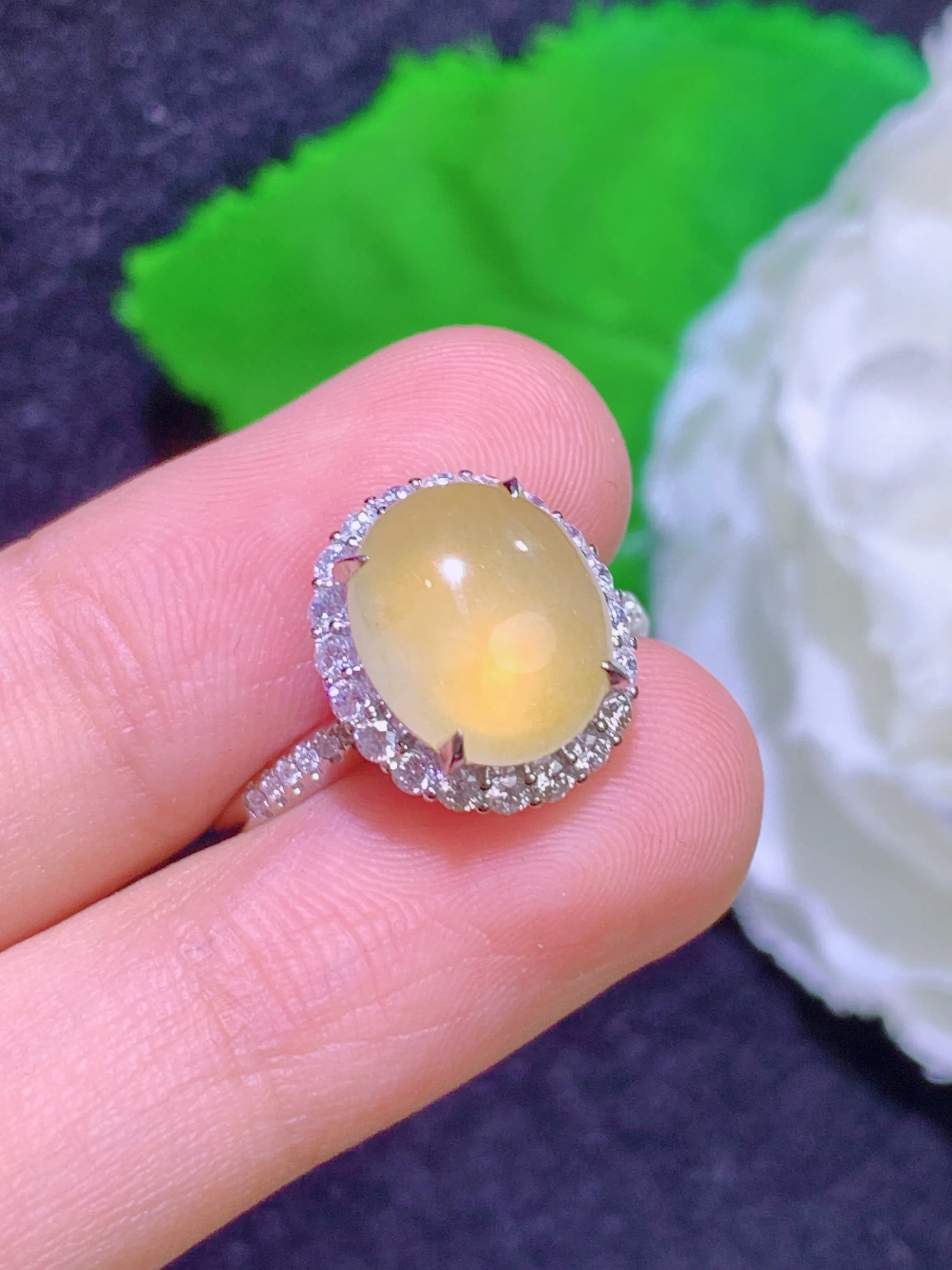 黄翡蛋面戒指，18k金镶嵌，冰润细腻，佩戴效果出众，整体尺寸：12.8-11.3