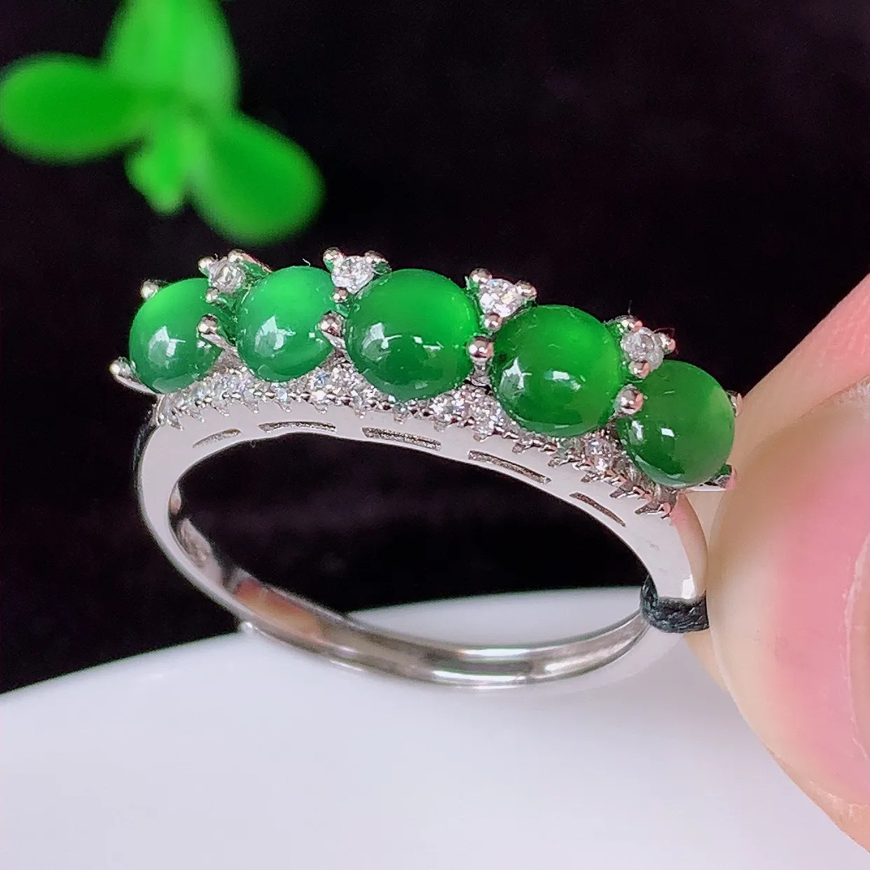 冰透满绿翡翠925银镶嵌戒指，自然光实拍，颜色漂亮，形体饱满，种老水足，品相佳，佩戴时尚高贵！#36