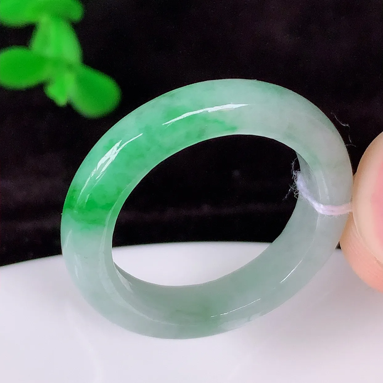 自然光实拍，18.8mm内径飘绿翡翠指环，玉戒指，玉质莹润，好精美好冰润的指环，上手纤巧！#26.1