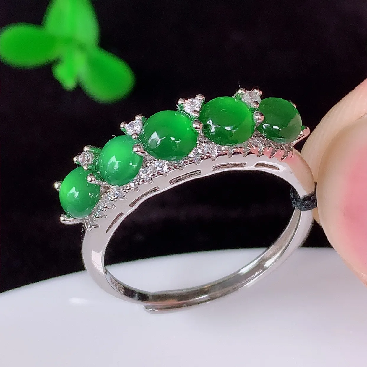 冰透满绿翡翠925银镶嵌戒指，自然光实拍，颜色漂亮，形体饱满，种老水足，品相佳，佩戴时尚高贵！#36
