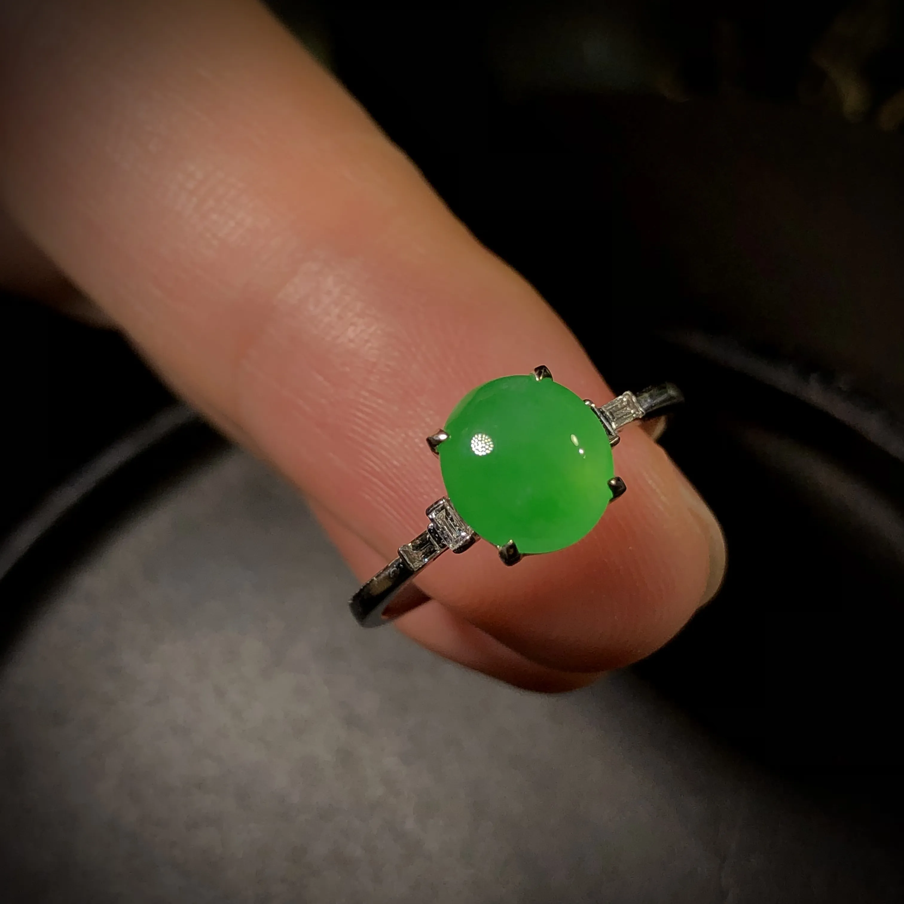 甜阳绿戒指，裸石8-7.2-3.6mm,
14.5#，18K金，南非钻，