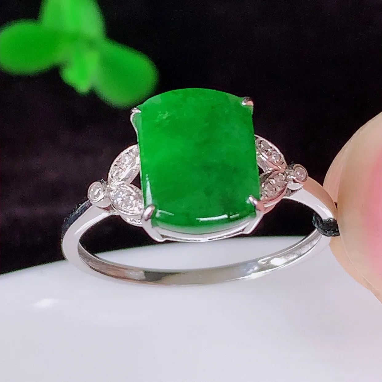 自然光实拍 18K金精工镶嵌满绿翡翠戒指，玉质细腻，翡翠色泽均匀，艳丽饱满，款式高贵大气，上手亮眼，