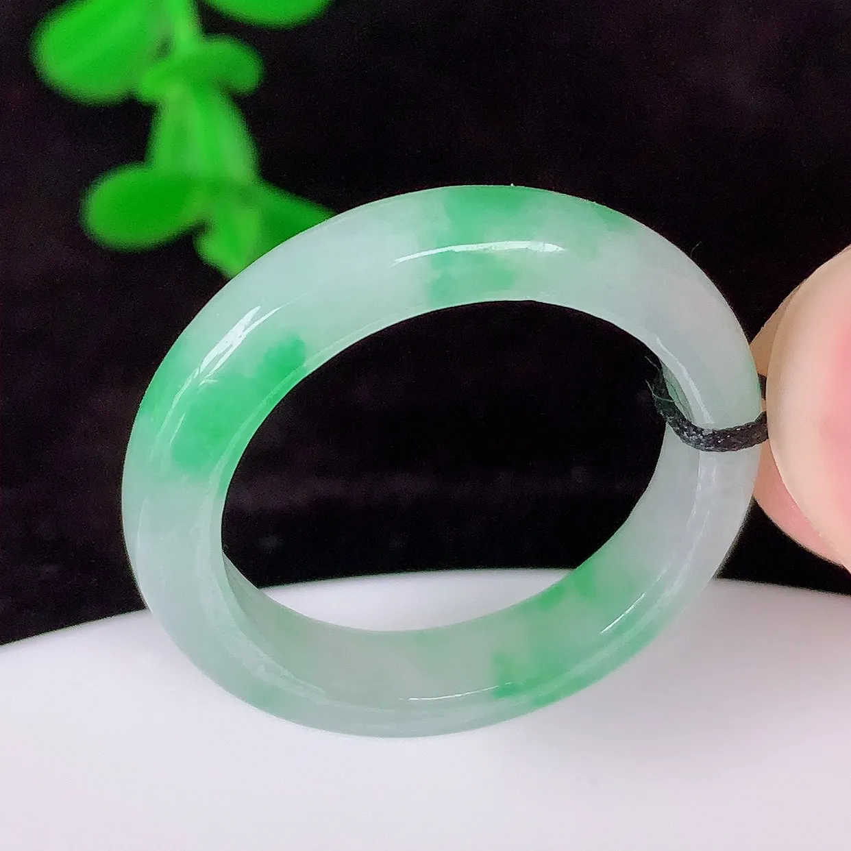 自然光实拍，20mm内径飘绿翡翠指环，玉戒指，玉质莹润，好精美好冰润的指环，上手纤巧！#26.17