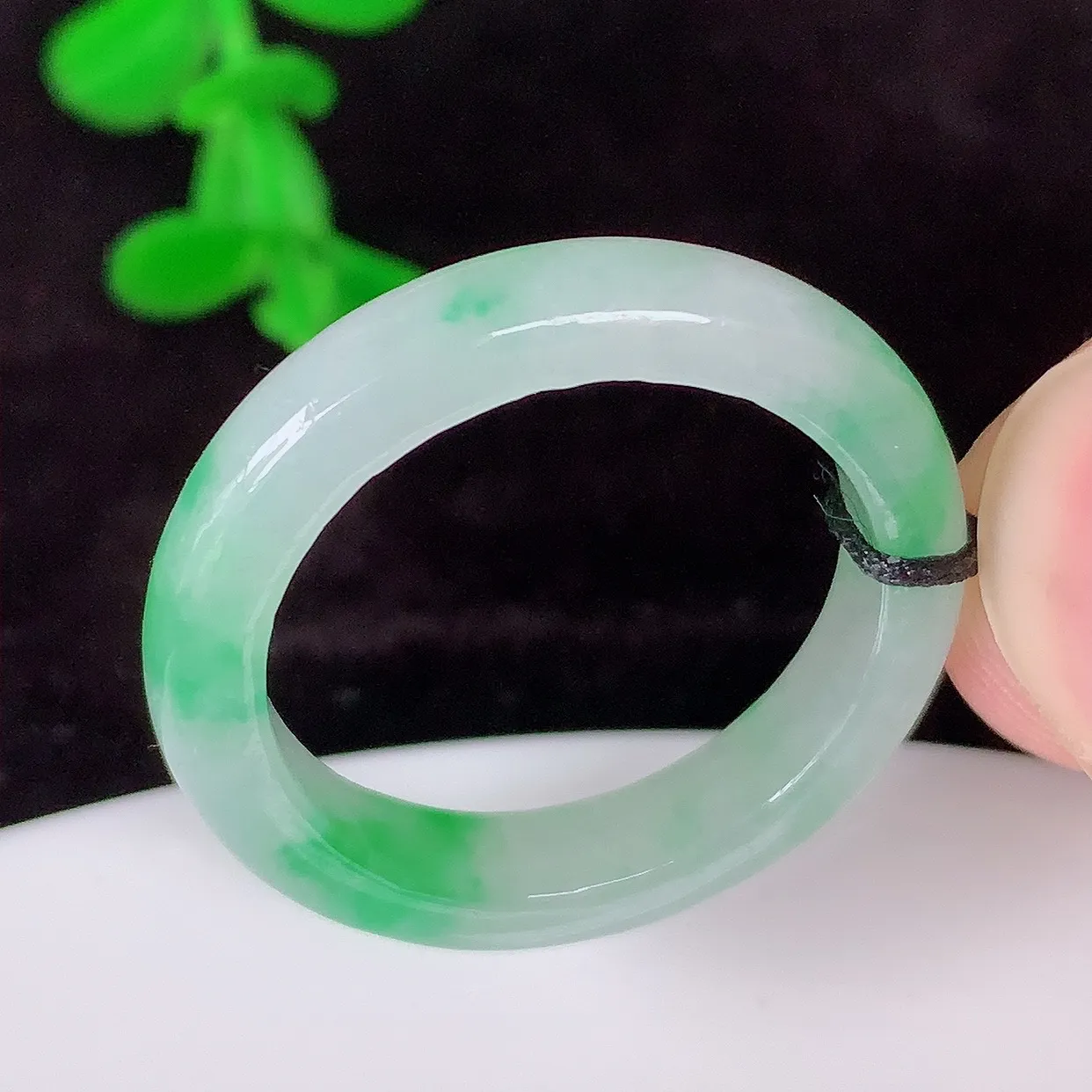 自然光实拍，20mm内径飘绿翡翠指环，玉戒指，玉质莹润，好精美好冰润的指环，上手纤巧！#26.17