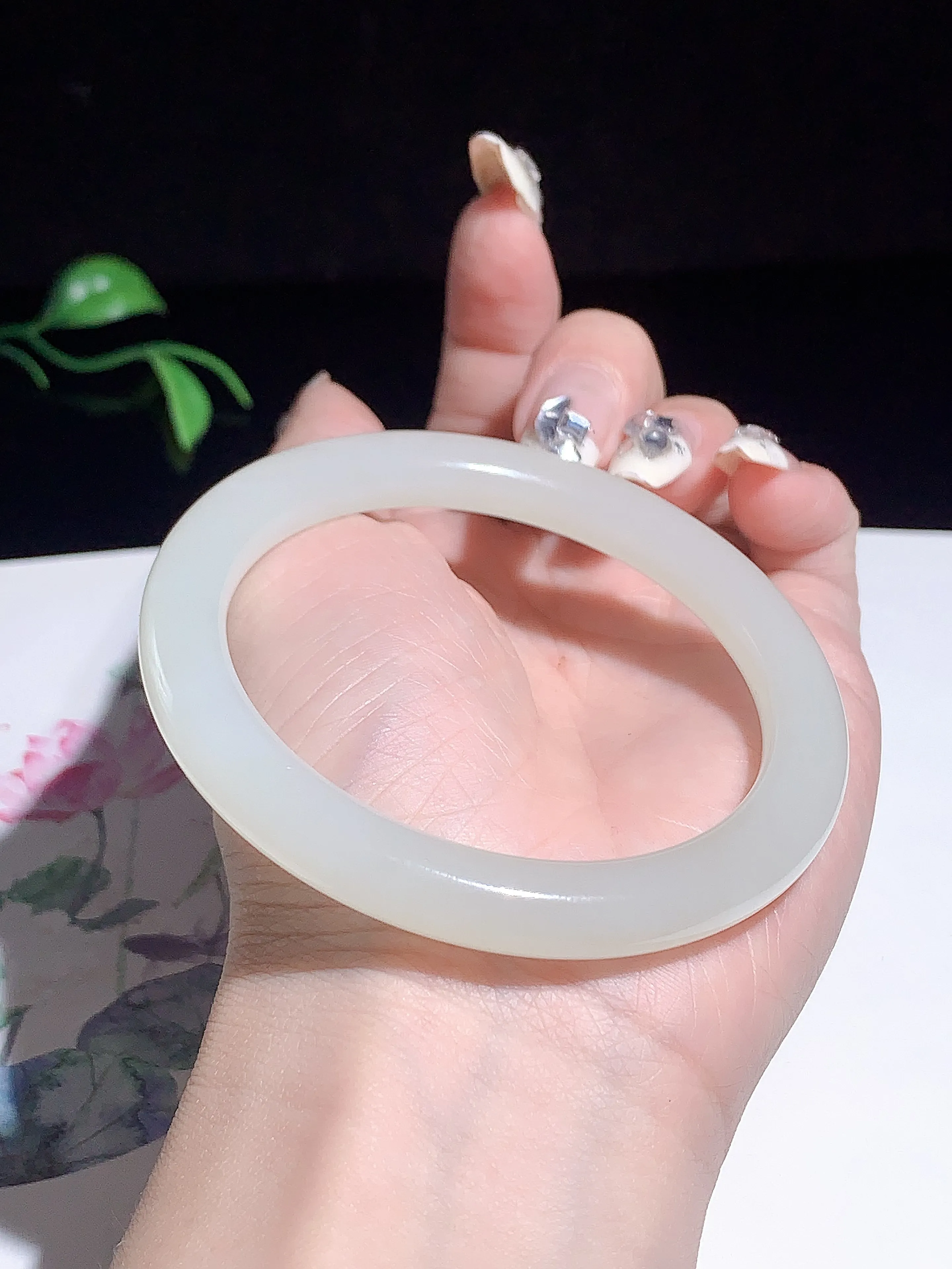 清水色！和田玉58.6圈口白冰青圆条手镯，玉质细腻油润 底色纯净 脂粉好，品质好