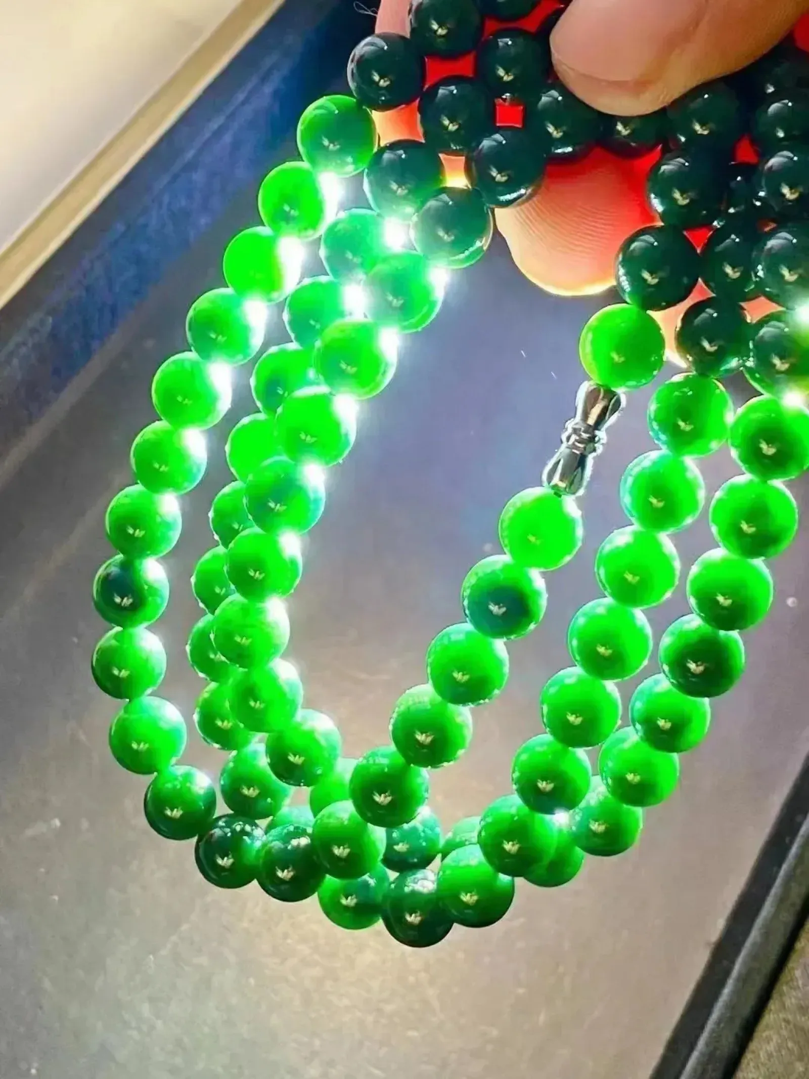 墨翠【88颗珠链】细腻干净、黑度好，性价比高，雕工精湛，打灯透绿‘