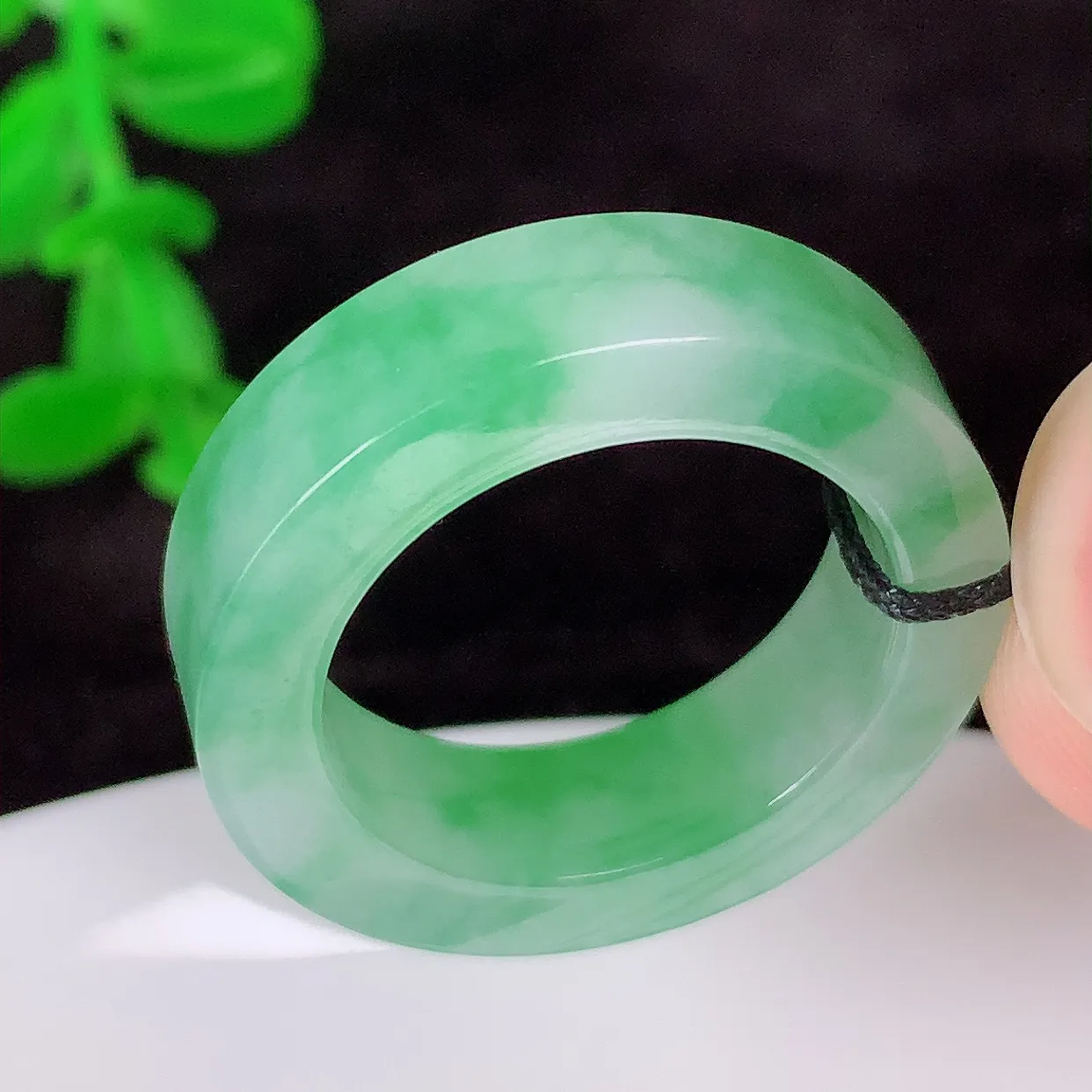 自然光实拍，冰润飘绿圈口17.3*内径翡翠指环，玉戒指，玉质莹润，好精美好冰润的指环，上手纤巧！#8