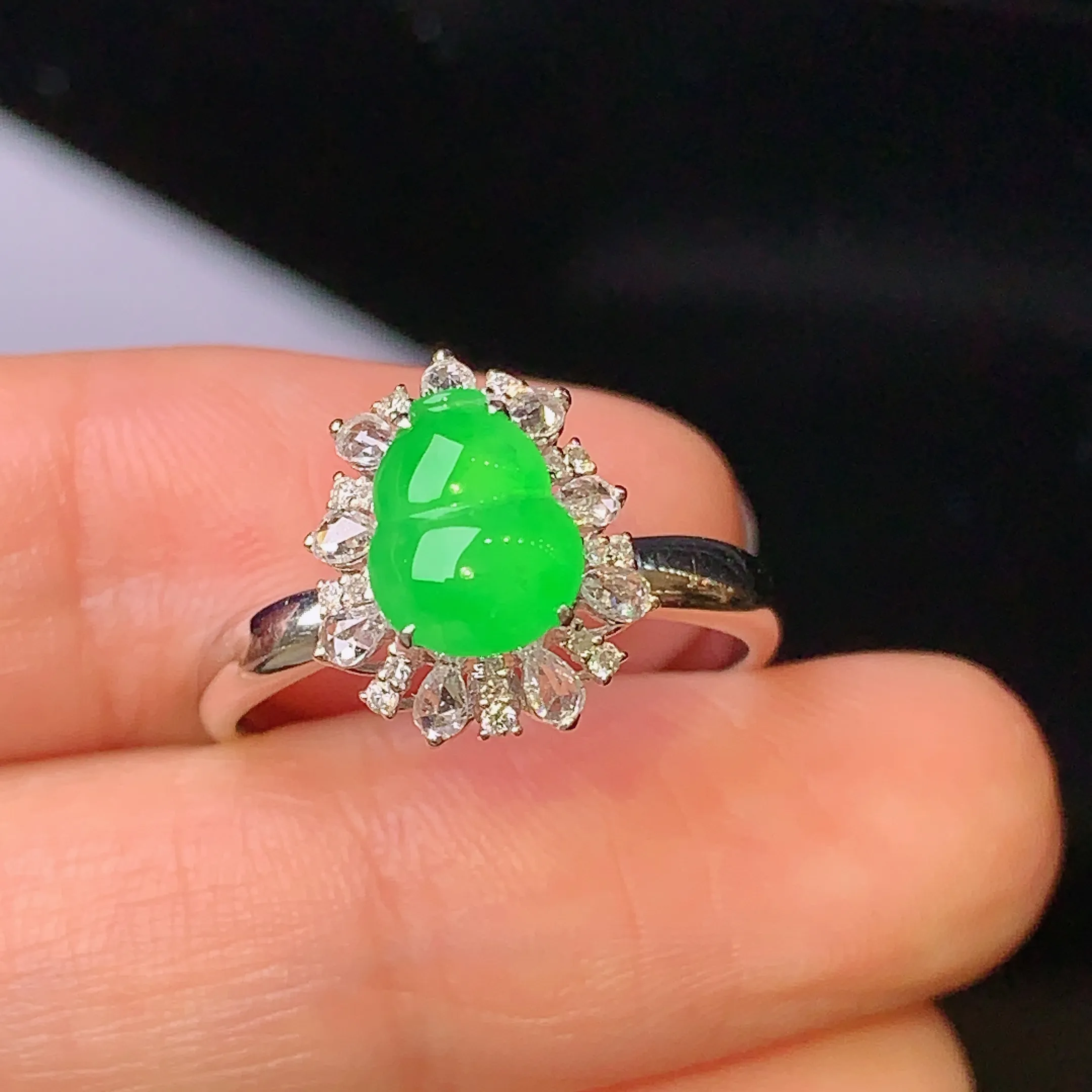 18k金钻镶嵌满绿葫芦戒指 玉质细腻 色泽艳丽 款式新颖时尚唯美 圈口14 整体尺寸12.3*10.
