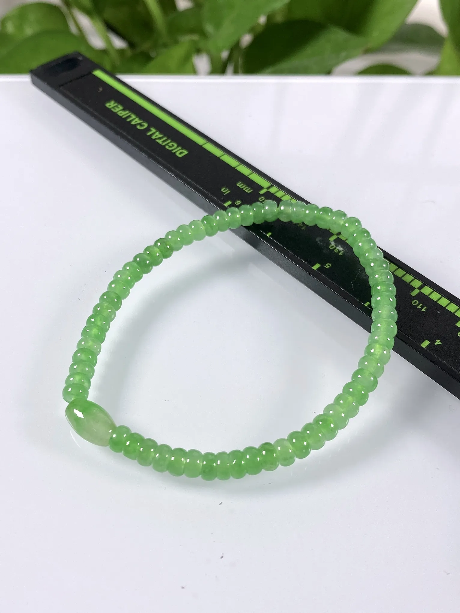 缅甸天然翡翠A货，卡4.5高冰晴阳绿冰绿算盘珠手串手链，尺寸：珠子4.5/2.8mm，路路通：9.5