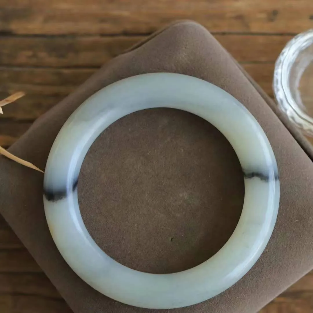 【暖玉生香·手镯】

臻品和田籽料青花手镯，质地油润细腻，色泽高贵典雅，镯型古朴典雅。在诗情画意的雨巷相遇，你是我腕间的一抹风情，有你眸有深情，清风荡漾湖间静水，我愿俯身低眉，在烟波涟漪处，寻你深情倩影。内径54mm尺寸11-11.2mm重58.4克  69592278YY