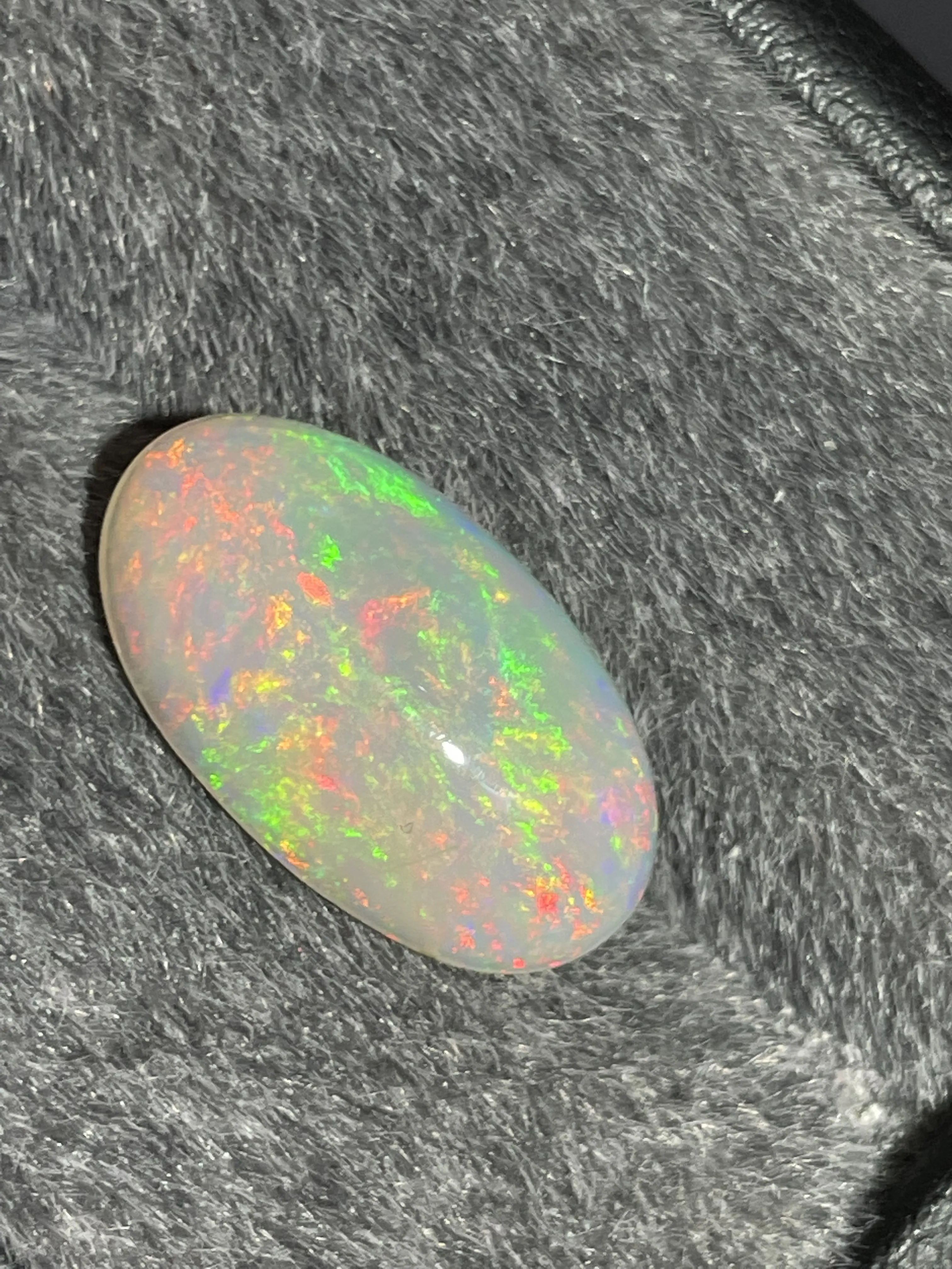 天然欧泊裸石  颜色美艳 晶体干净  火彩足，重量：5.17克拉
