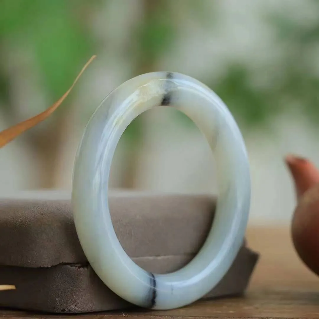 【暖玉生香·手镯】

臻品和田籽料青花手镯，质地油润细腻，色泽高贵典雅，镯型古朴典雅。在诗情画意的雨巷相遇，你是我腕间的一抹风情，有你眸有深情，清风荡漾湖间静水，我愿俯身低眉，在烟波涟漪处，寻你深情倩影。内径54mm尺寸11-11.2mm重58.4克  69592278YY