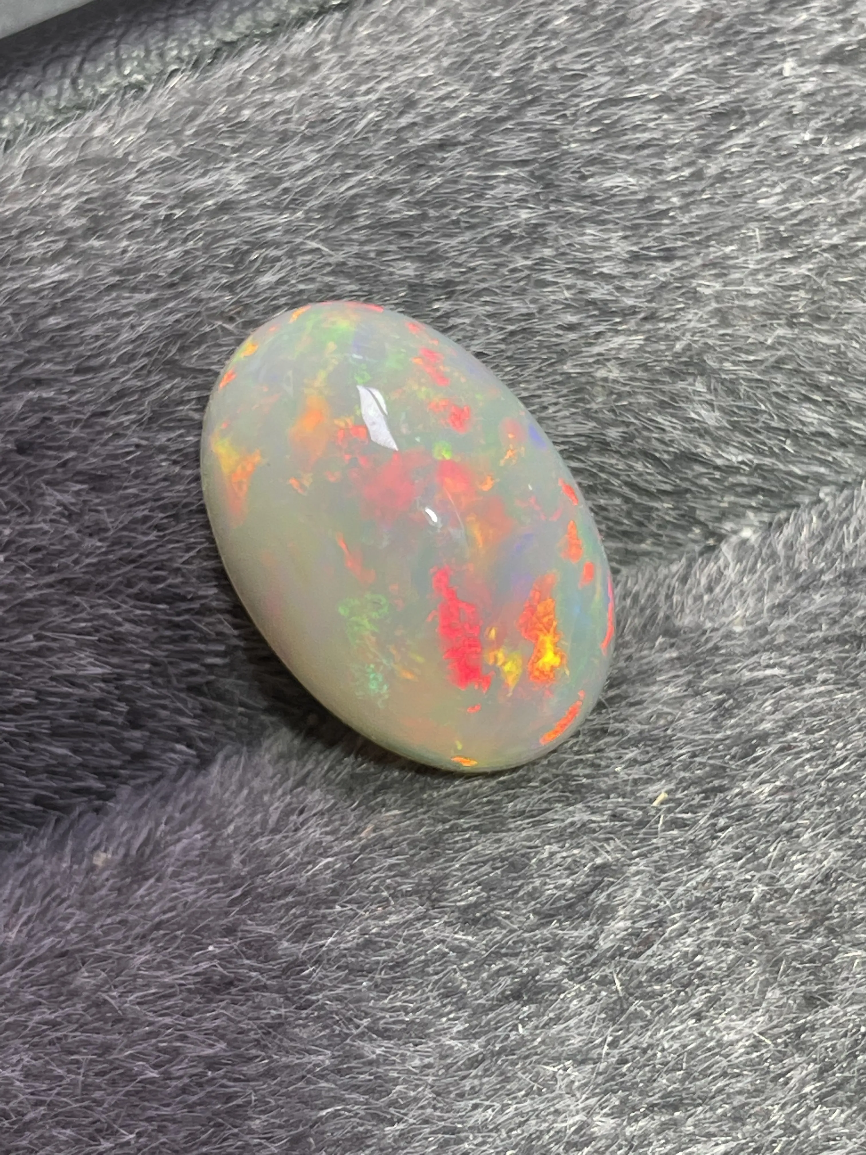天然欧泊裸石  颜色美艳 晶体干净  火彩足，重量：4.2克拉