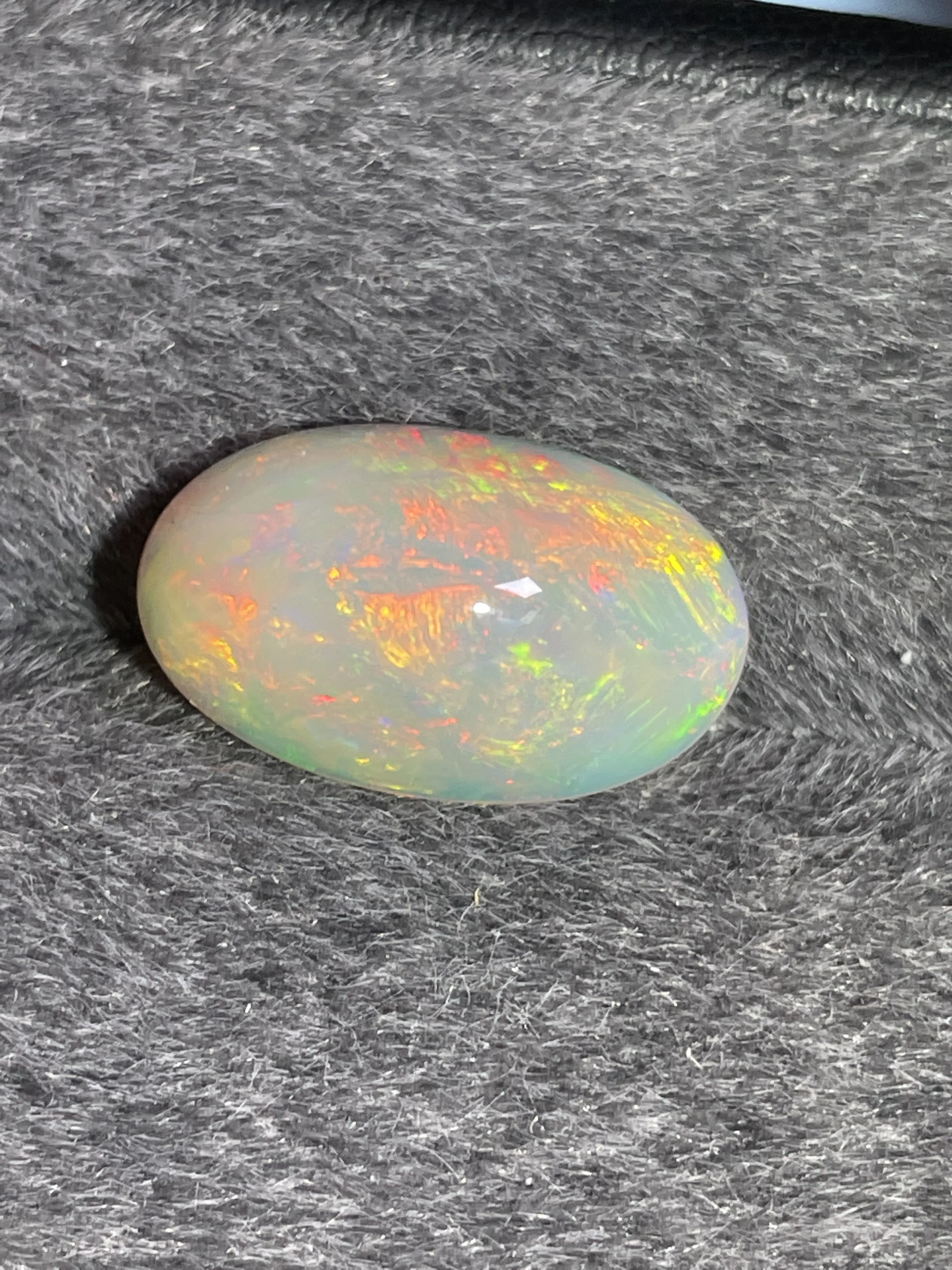 天然欧泊裸石  颜色美艳 晶体干净  火彩足，重量：6.7克拉