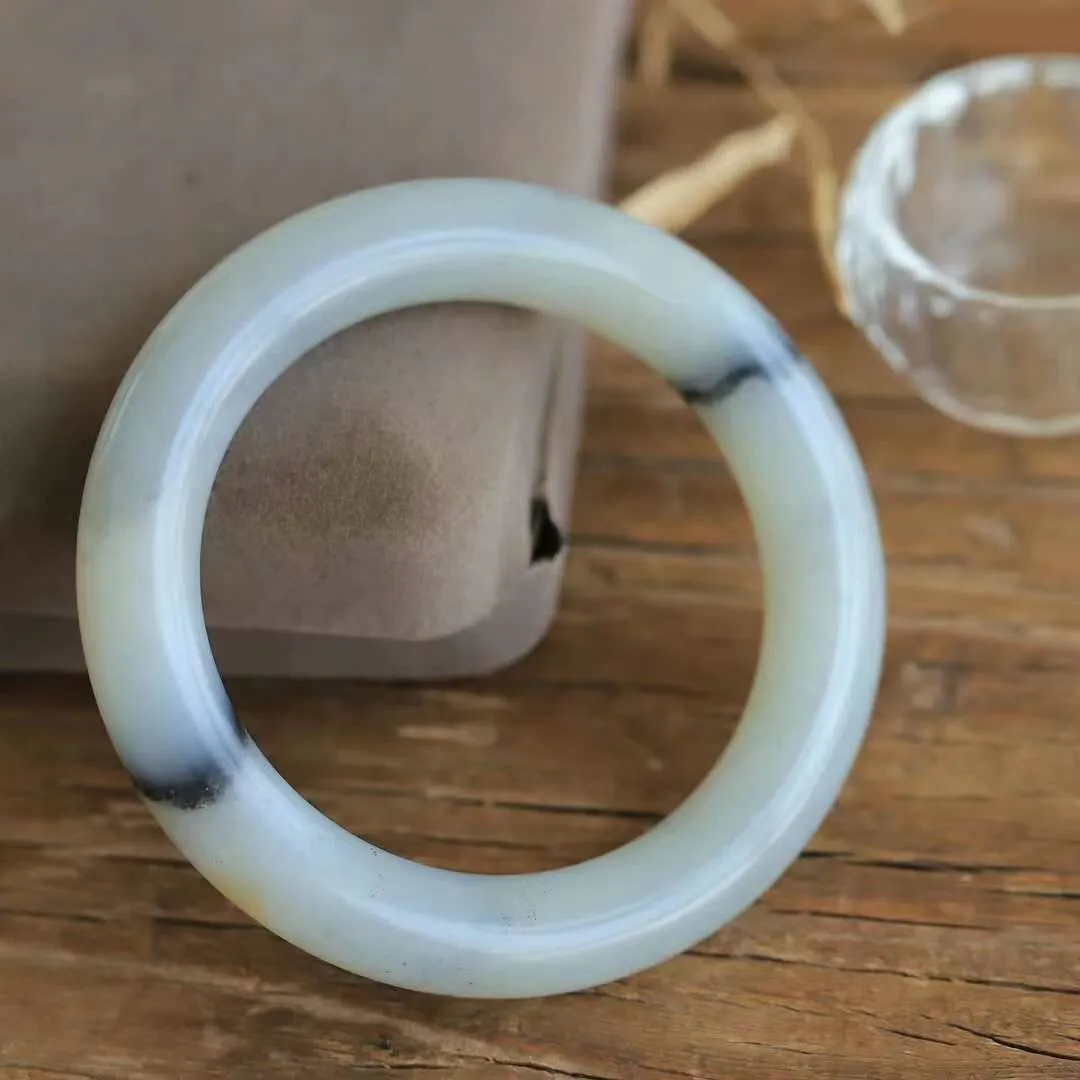 【暖玉生香·手镯】

臻品和田籽料青花手镯，质地油润细腻，色泽高贵典雅，镯型古朴典雅。在诗情画意的雨巷相遇，你是我腕间的一抹风情，有你眸有深情，清风荡漾湖间静水，我愿俯身低眉，在烟波涟漪处，寻你深情倩影。内径54mm尺寸11-11.2mm重58.4克  69592278YY