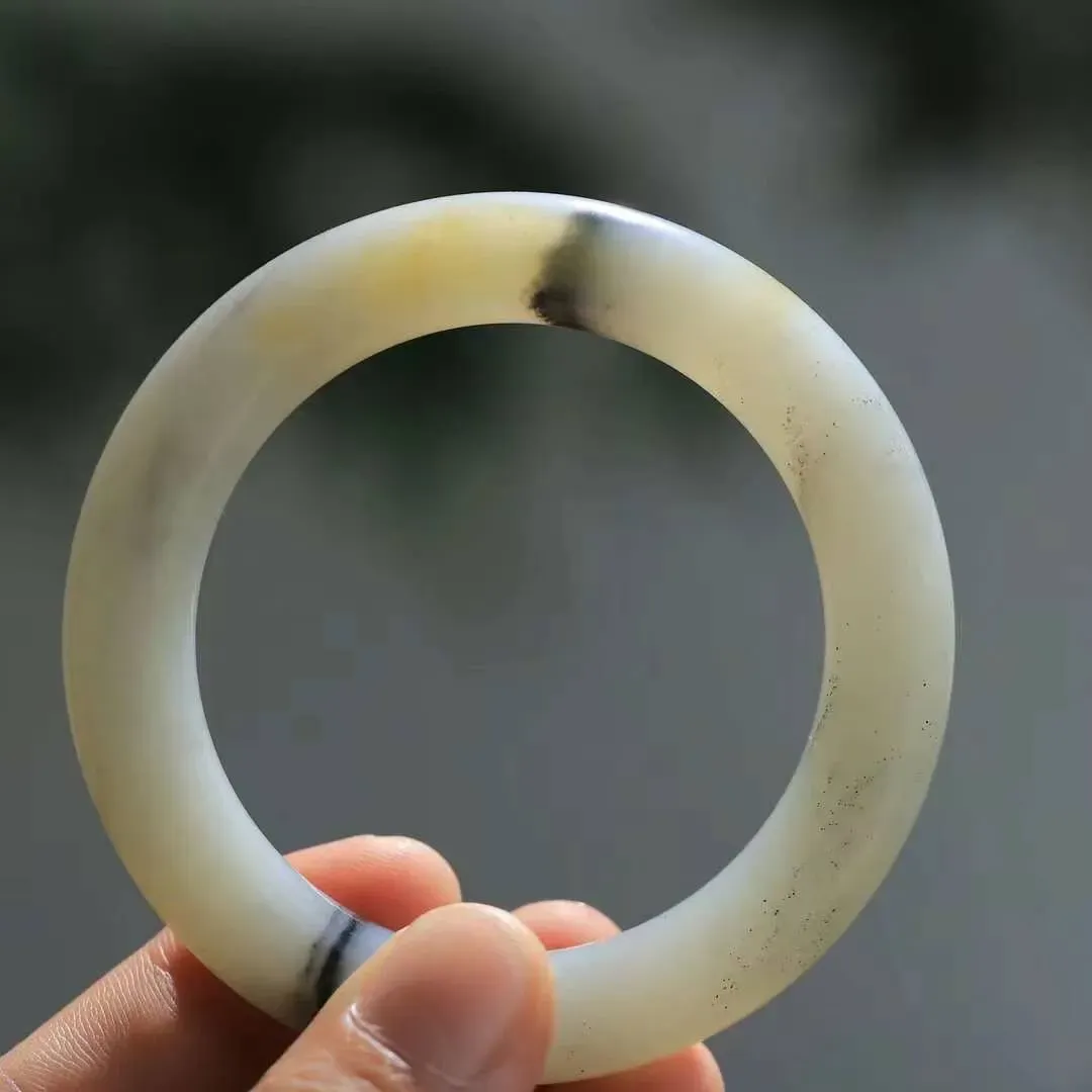 【暖玉生香·手镯】

臻品和田籽料青花手镯，质地油润细腻，色泽高贵典雅，镯型古朴典雅。在诗情画意的雨巷相遇，你是我腕间的一抹风情，有你眸有深情，清风荡漾湖间静水，我愿俯身低眉，在烟波涟漪处，寻你深情倩影。内径54mm尺寸11-11.2mm重58.4克  69592278YY