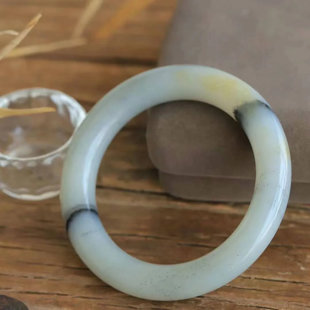 【暖玉生香·手镯】

臻品和田籽料青花手镯，质地油润细腻，色泽高贵典雅，镯型古朴典雅。在诗情画意的雨巷相遇，你是我腕间的一抹风情，有你眸有深情，清风荡漾湖间静水，我愿俯身低眉，在烟波涟漪处，寻你深情倩影。内径54mm尺寸11-11.2mm重58.4克  69592278YY