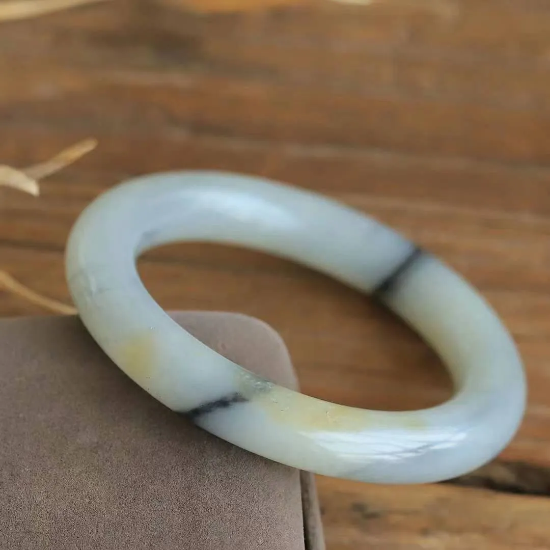 【暖玉生香·手镯】

臻品和田籽料青花手镯，质地油润细腻，色泽高贵典雅，镯型古朴典雅。在诗情画意的雨巷相遇，你是我腕间的一抹风情，有你眸有深情，清风荡漾湖间静水，我愿俯身低眉，在烟波涟漪处，寻你深情倩影。内径54mm尺寸11-11.2mm重58.4克  69592278YY