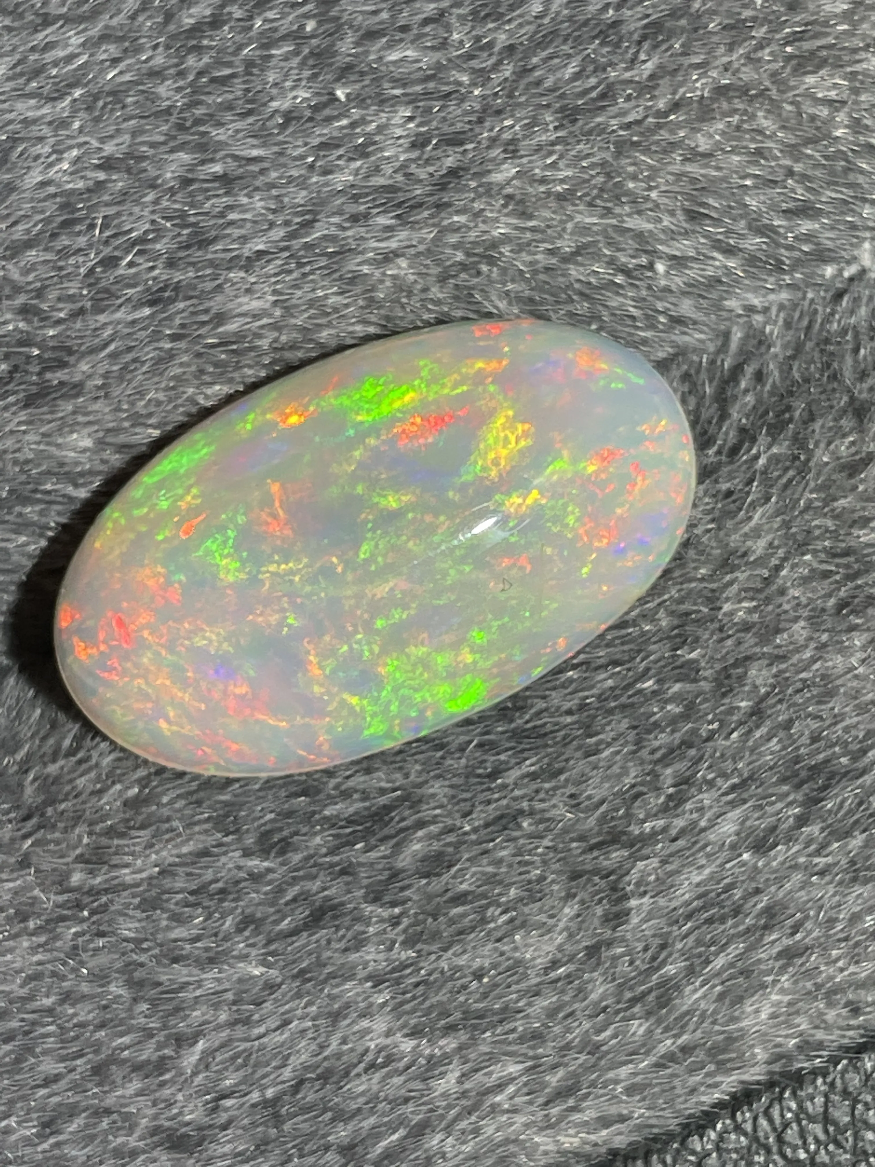 天然欧泊裸石  颜色美艳 晶体干净  火彩足，重量：5.17克拉