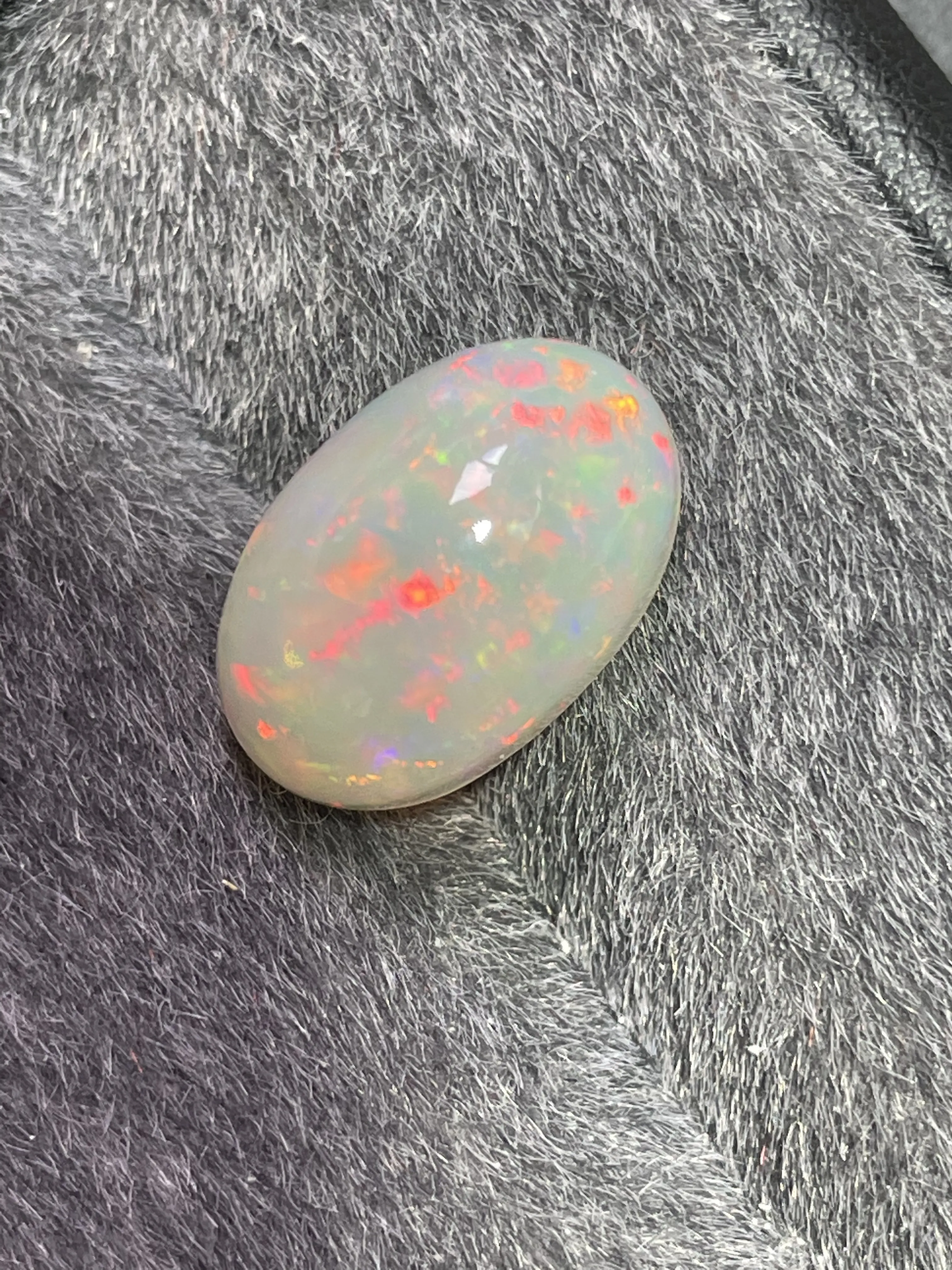 天然欧泊裸石  颜色美艳 晶体干净  火彩足，重量：4.2克拉