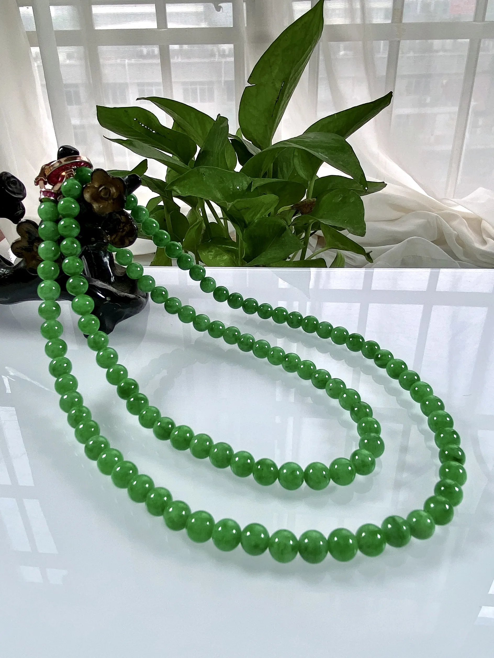 缅甸天然翡翠A货，卡6.5冰糯种满绿浓阳绿圆珠项链手链，尺寸：6.5mm/108颗，长度670mm，